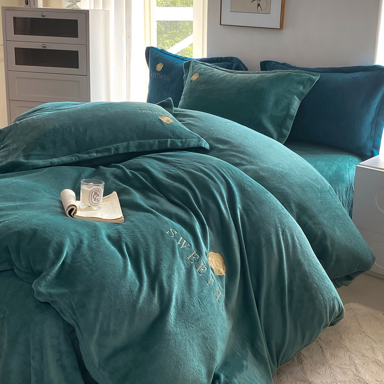 91家纺网 家纺一手货源 找家纺 悦织湾家纺 2025新款绣花200克重牛奶绒四件套刺绣3.5万针7斤重高密加厚保暖跨境专供外贸出口电商热销款 甜蜜家园-墨绿