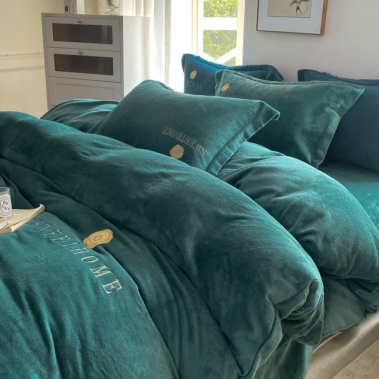 91家纺网 家纺一手货源 找家纺 悦织湾家纺 2025新款绣花200克重牛奶绒四件套刺绣3.5万针7斤重高密加厚保暖跨境专供外贸出口电商热销款 甜蜜家园-墨绿