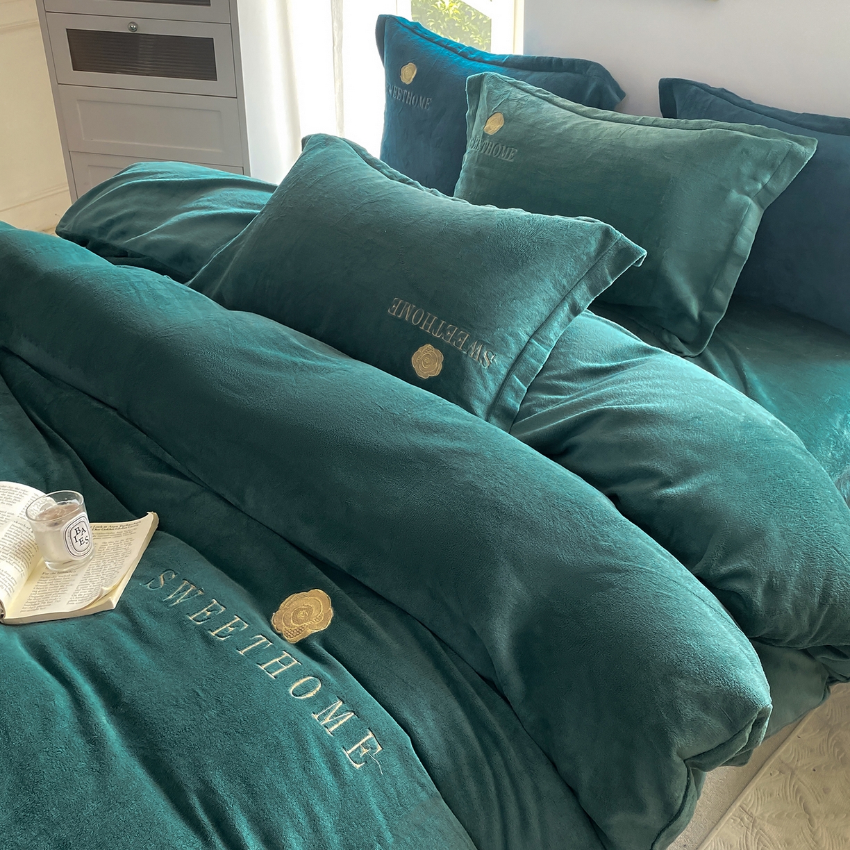 91家纺网 家纺一手货源 找家纺 悦织湾家纺 2025新款绣花200克重牛奶绒四件套刺绣3.5万针7斤重高密加厚保暖跨境专供外贸出口电商热销款 甜蜜家园-墨绿