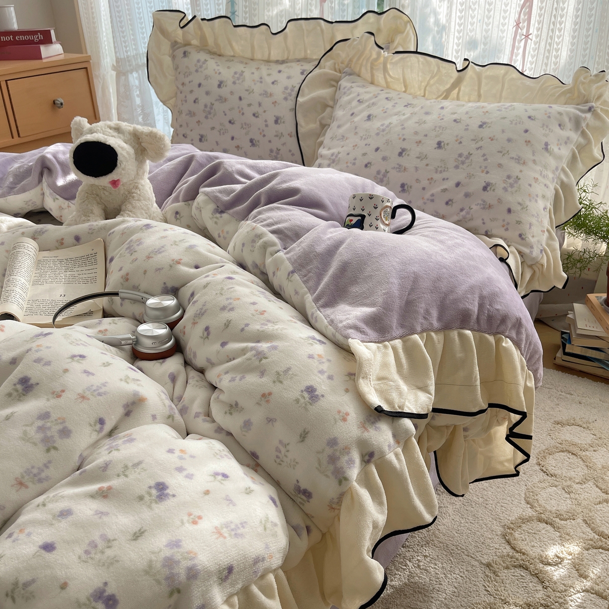 91家纺网 家纺一手货源 找家纺 桃子家居 2025新款A类法式复古碎花牛奶绒韩版花边工艺加厚牛奶绒四件套 绒花边-雅青