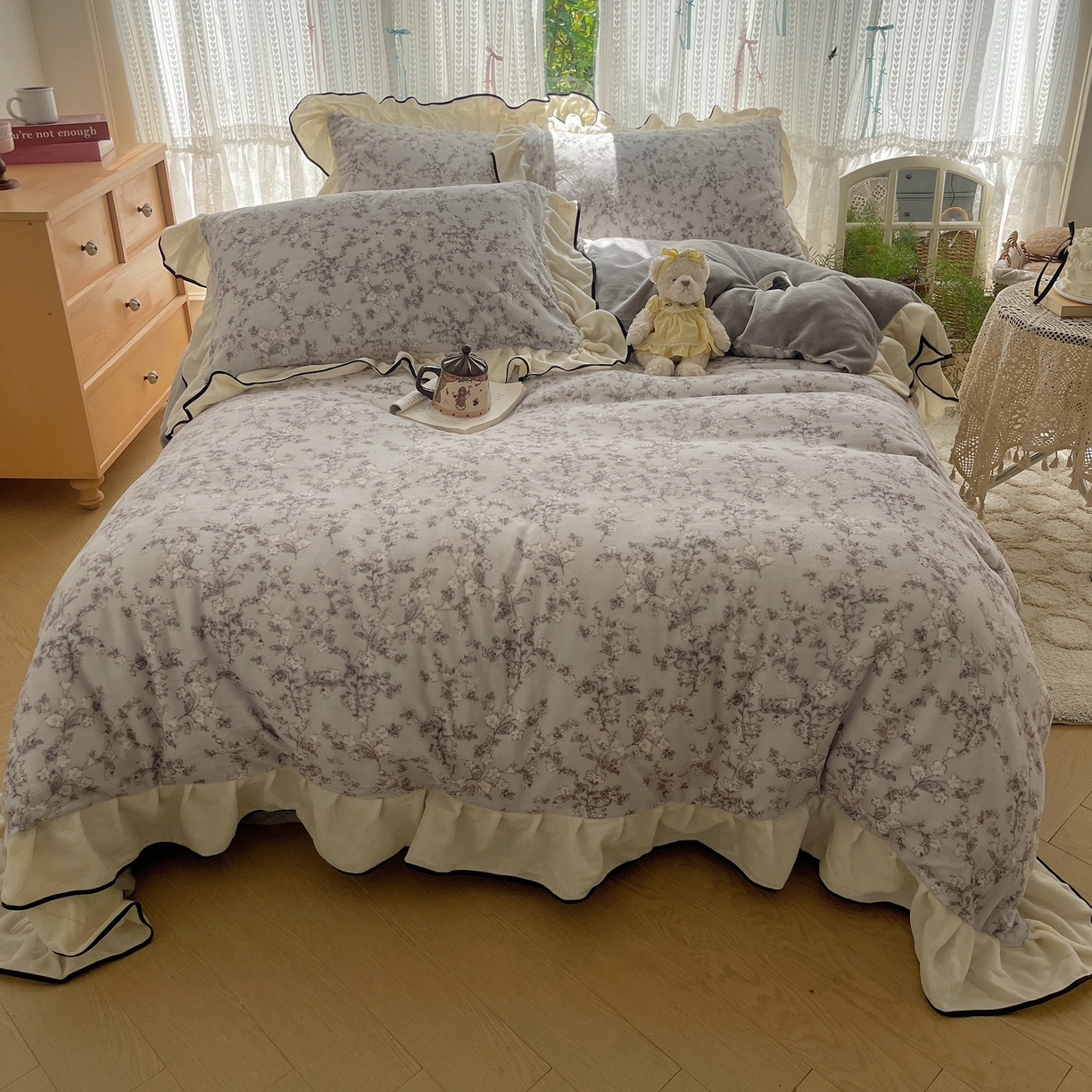 91家纺网 家纺一手货源 找家纺 桃子家居 2025新款A类法式复古碎花牛奶绒韩版花边工艺加厚牛奶绒四件套 绒花边-梦栀