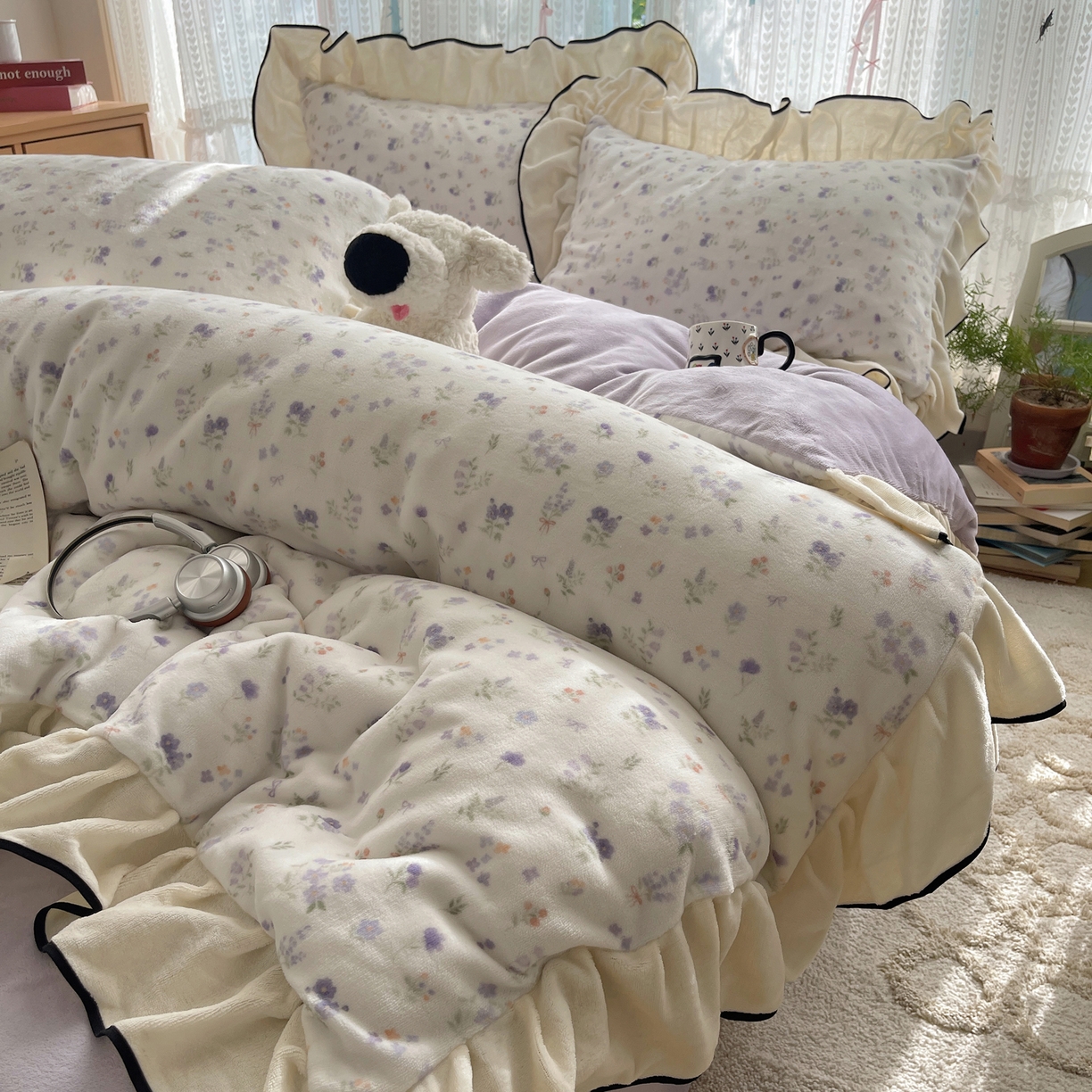 91家纺网 家纺一手货源 找家纺 桃子家居 2025新款A类法式复古碎花牛奶绒韩版花边工艺加厚牛奶绒四件套 绒花边-雅青