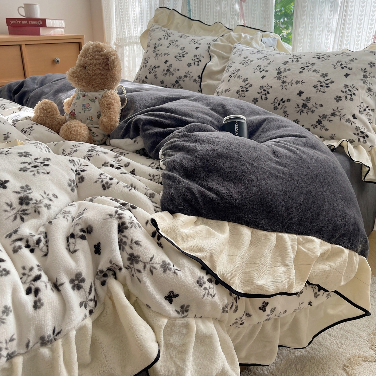 91家纺网 家纺一手货源 找家纺 桃子家居 2025新款A类法式复古碎花牛奶绒韩版花边工艺加厚牛奶绒四件套 绒花边-幽梦灰