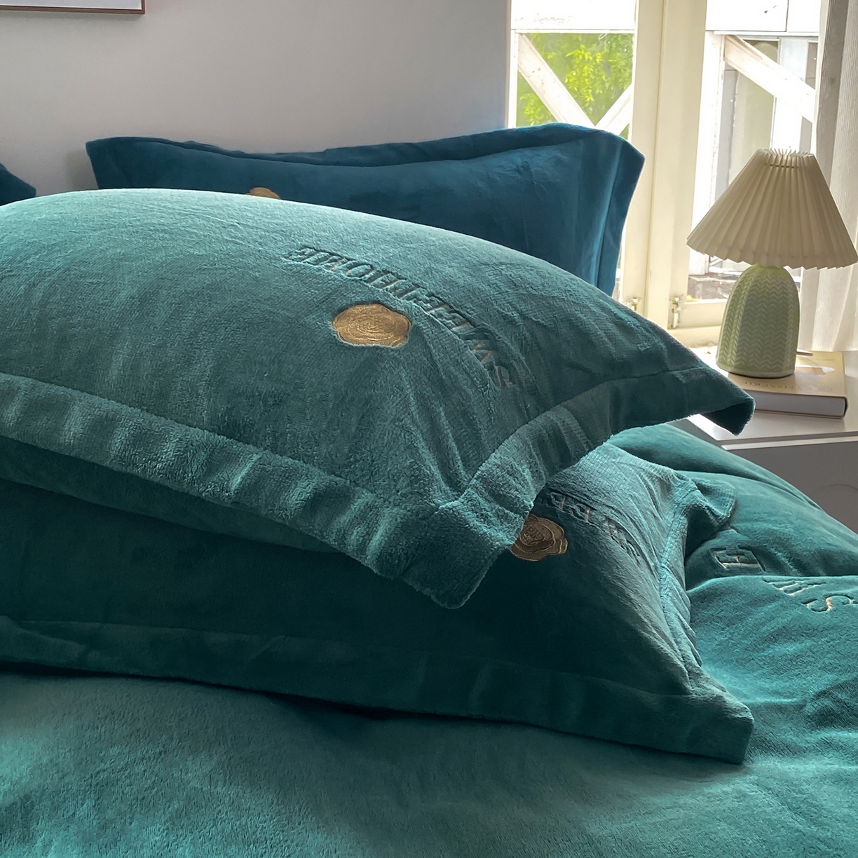 91家纺网 家纺一手货源 找家纺 悦织湾家纺 2025新款绣花200克重牛奶绒四件套刺绣3.5万针7斤重高密加厚保暖跨境专供外贸出口电商热销款 甜蜜家园-墨绿