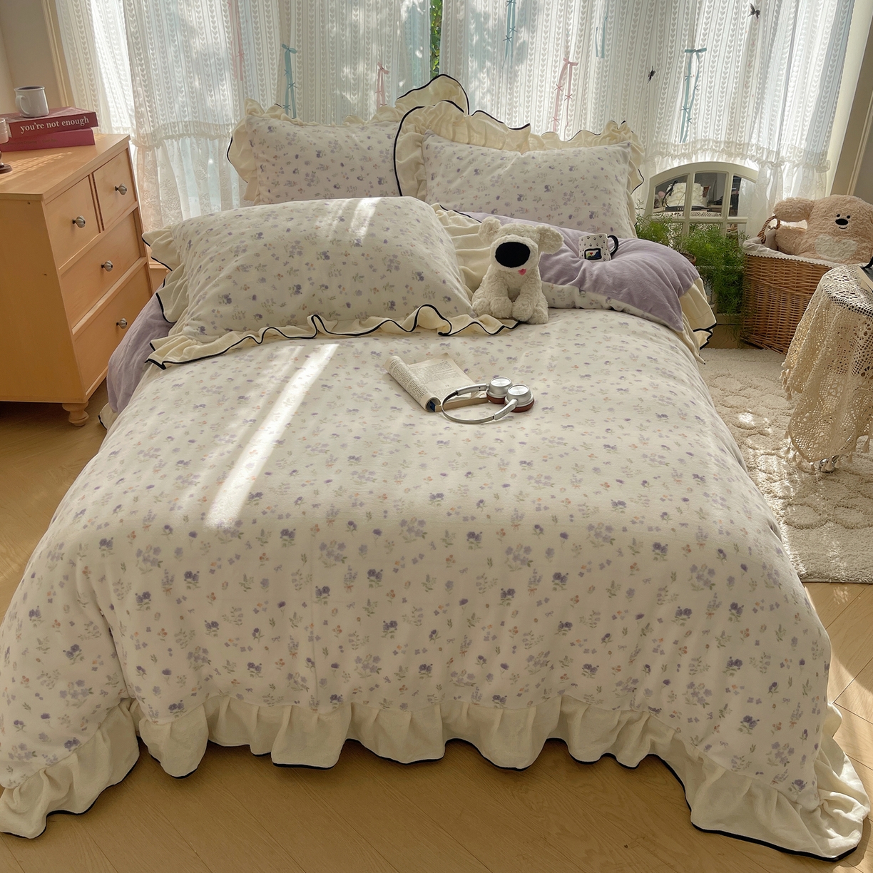 91家纺网 家纺一手货源 找家纺 桃子家居 2025新款A类法式复古碎花牛奶绒韩版花边工艺加厚牛奶绒四件套 绒花边-雅青