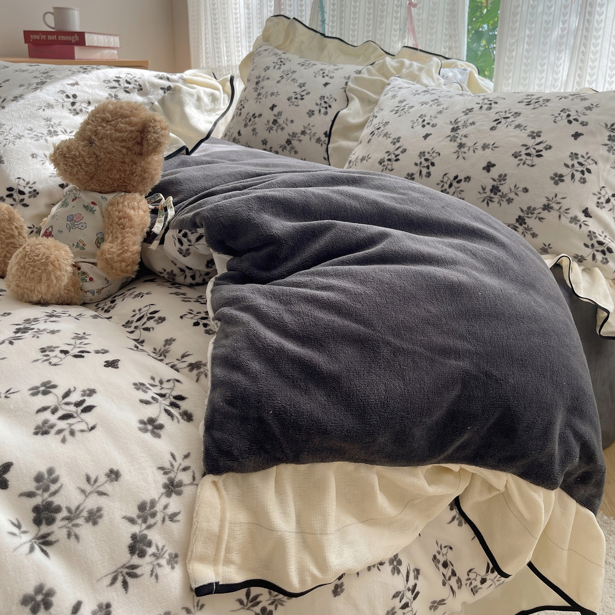 91家纺网 家纺一手货源 找家纺 桃子家居 2025新款A类法式复古碎花牛奶绒韩版花边工艺加厚牛奶绒四件套 绒花边-幽梦灰