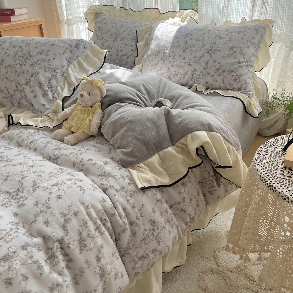 91家纺网 家纺一手货源 找家纺 桃子家居 2025新款A类法式复古碎花牛奶绒韩版花边工艺加厚牛奶绒四件套 绒花边-梦栀