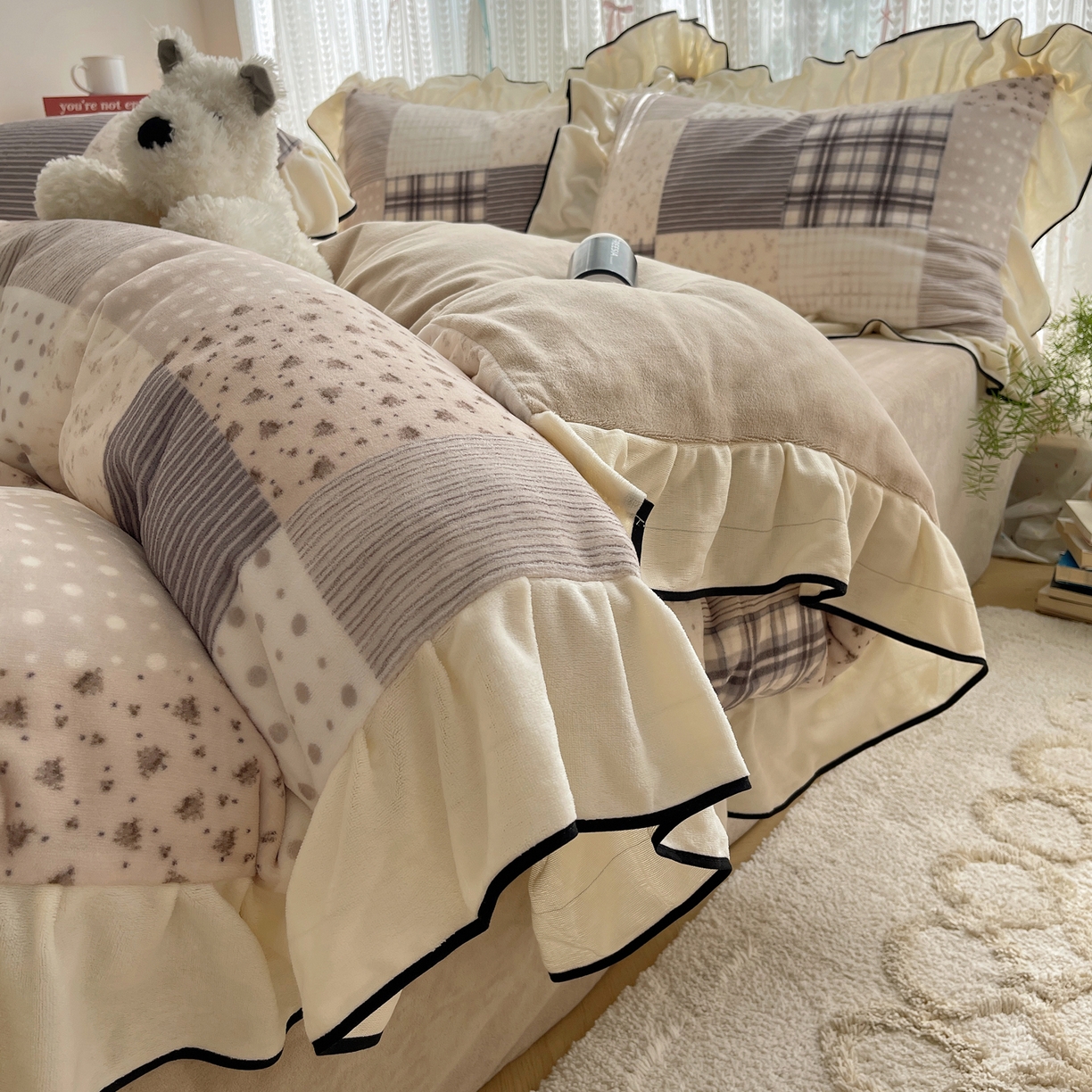 91家纺网 家纺一手货源 找家纺 桃子家居 2025新款A类法式复古碎花牛奶绒韩版花边工艺加厚牛奶绒四件套 绒花边-布拉格咖