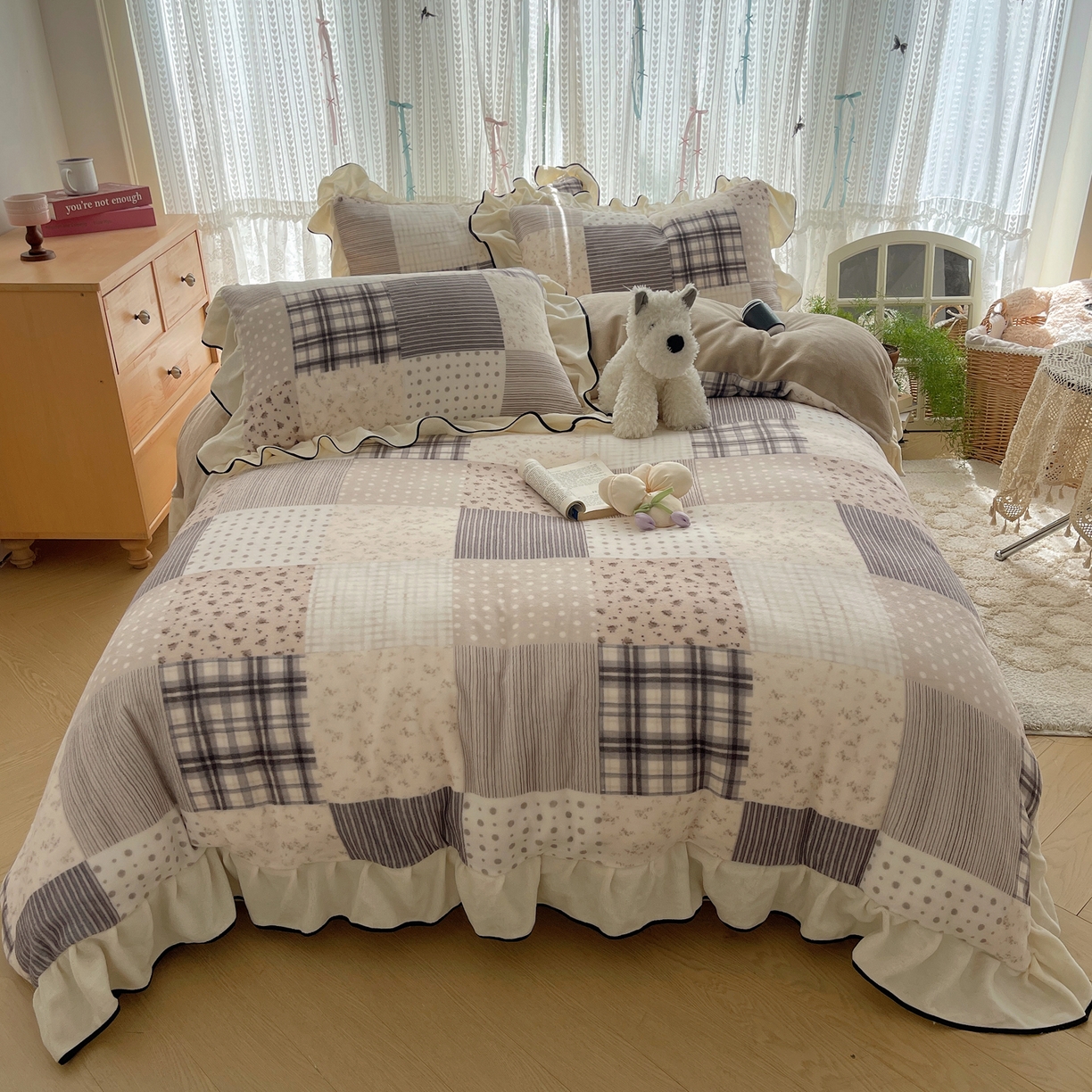 91家纺网 家纺一手货源 找家纺 桃子家居 2025新款A类法式复古碎花牛奶绒韩版花边工艺加厚牛奶绒四件套 绒花边-布拉格咖