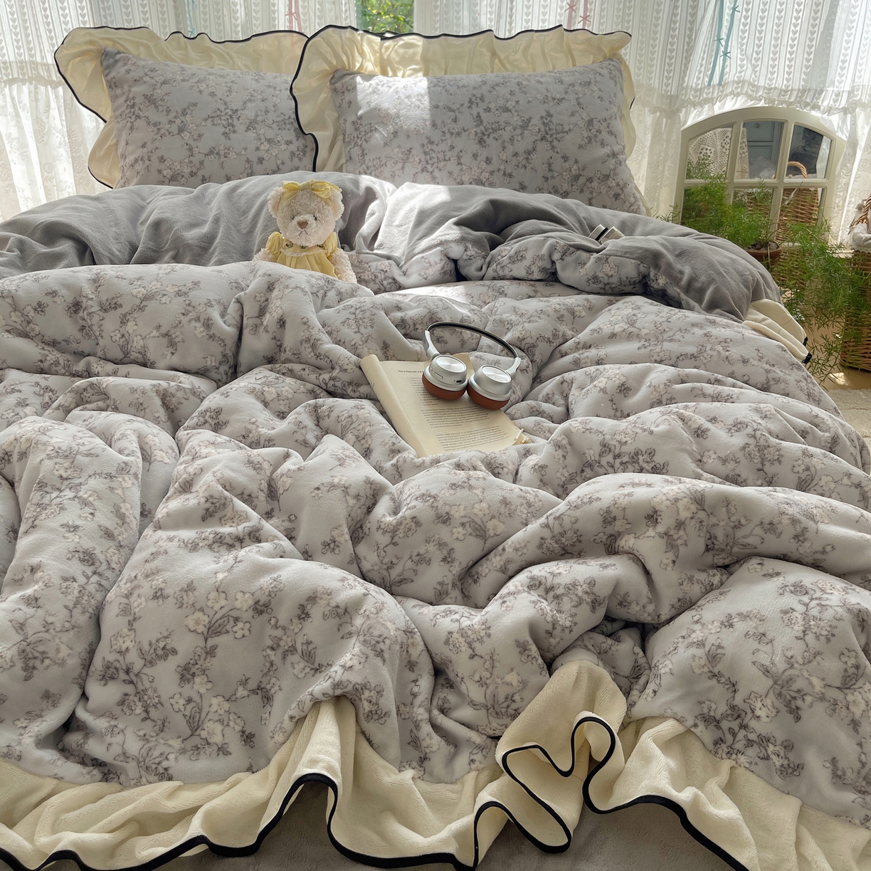 91家纺网 家纺一手货源 找家纺 桃子家居 2025新款A类法式复古碎花牛奶绒韩版花边工艺加厚牛奶绒四件套 绒花边-梦栀