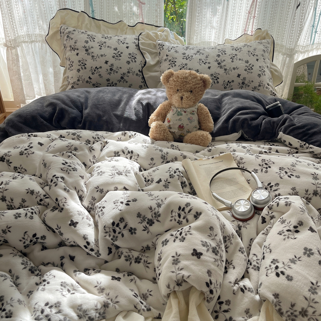 91家纺网 家纺一手货源 找家纺 桃子家居 2025新款A类法式复古碎花牛奶绒韩版花边工艺加厚牛奶绒四件套 绒花边-幽梦灰