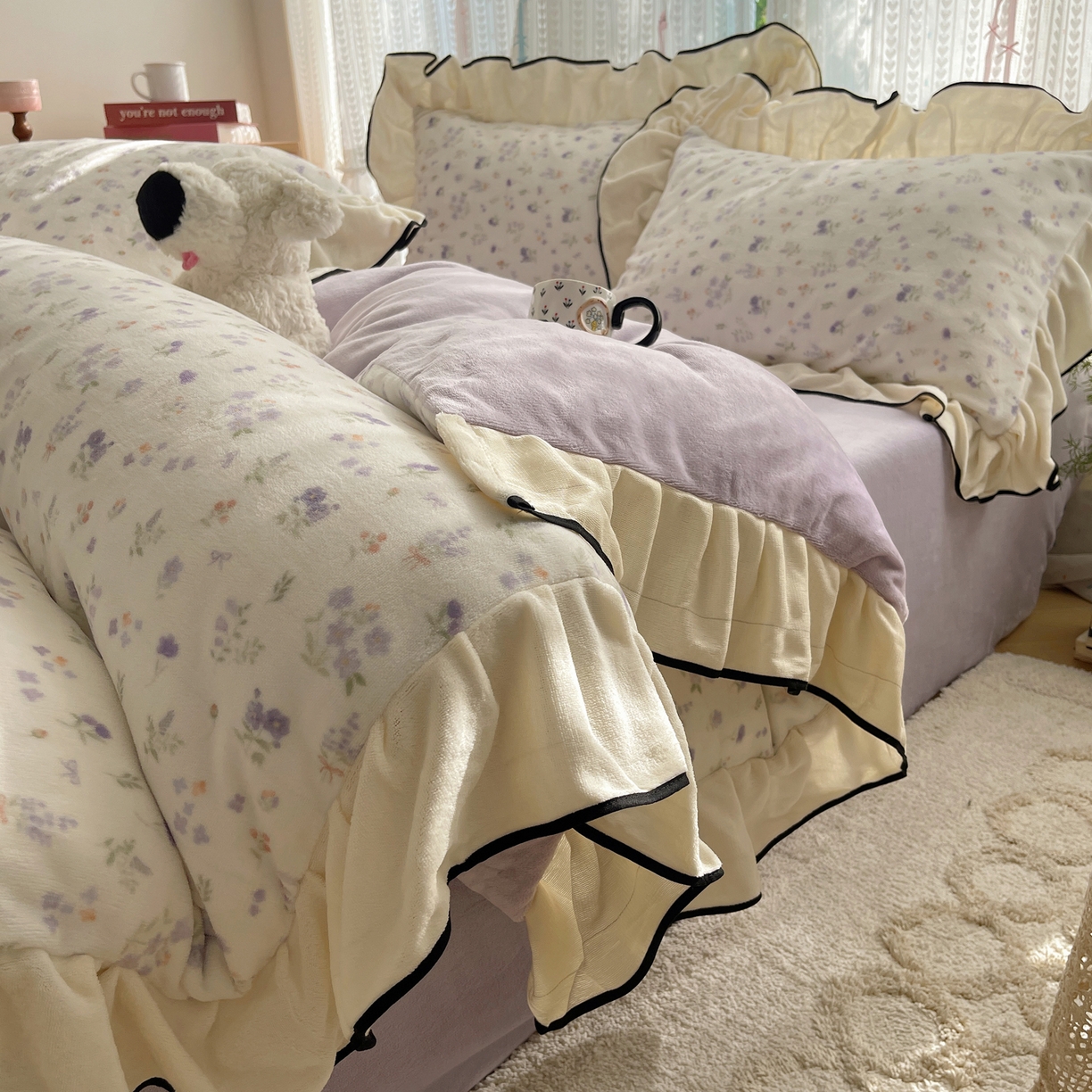 91家纺网 家纺一手货源 找家纺 桃子家居 2025新款A类法式复古碎花牛奶绒韩版花边工艺加厚牛奶绒四件套 绒花边-雅青