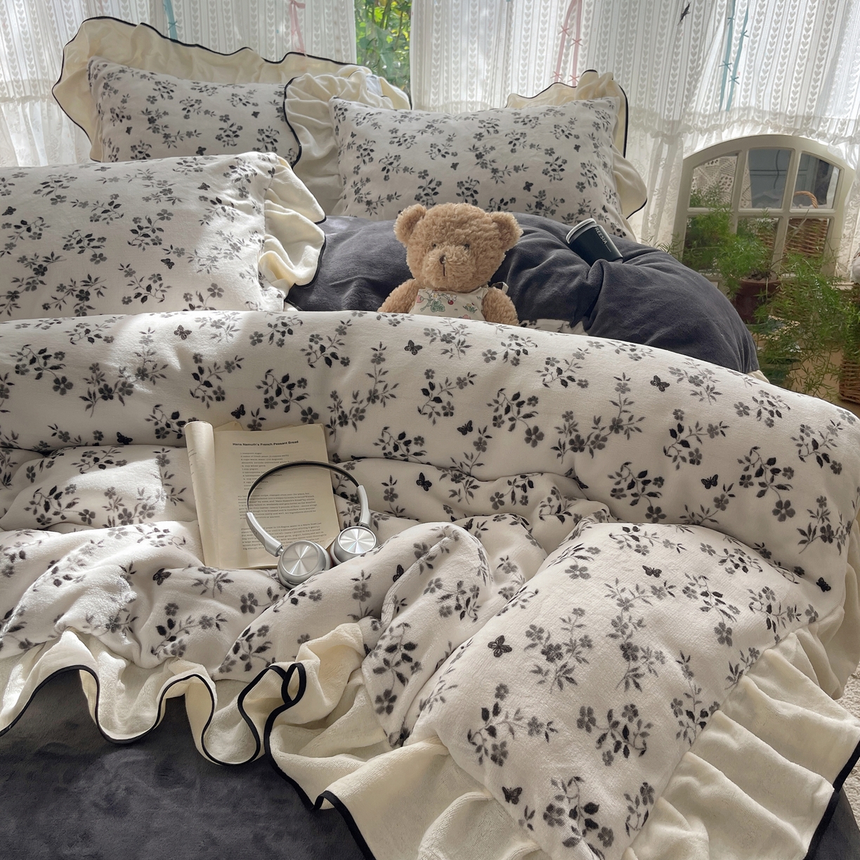 91家纺网 家纺一手货源 找家纺 桃子家居 2025新款A类法式复古碎花牛奶绒韩版花边工艺加厚牛奶绒四件套 绒花边-幽梦灰