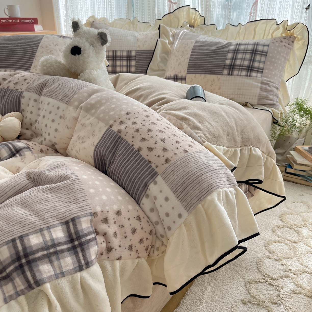 91家纺网 家纺一手货源 找家纺 桃子家居 2025新款A类法式复古碎花牛奶绒韩版花边工艺加厚牛奶绒四件套 绒花边-布拉格咖