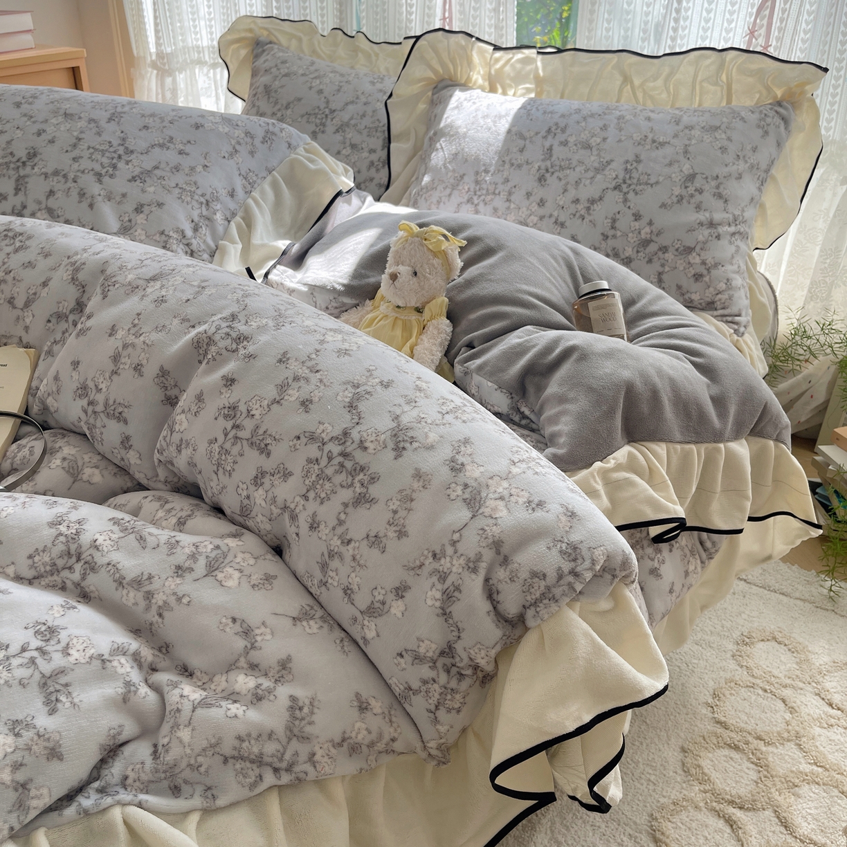 91家纺网 家纺一手货源 找家纺 桃子家居 2025新款A类法式复古碎花牛奶绒韩版花边工艺加厚牛奶绒四件套 绒花边-梦栀