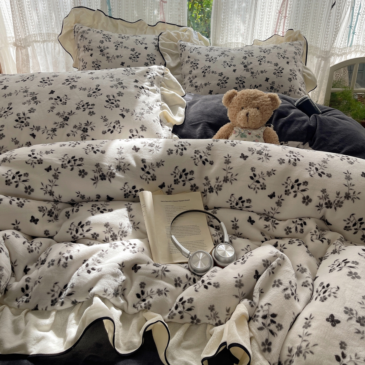 91家纺网 家纺一手货源 找家纺 桃子家居 2025新款A类法式复古碎花牛奶绒韩版花边工艺加厚牛奶绒四件套 绒花边-幽梦灰