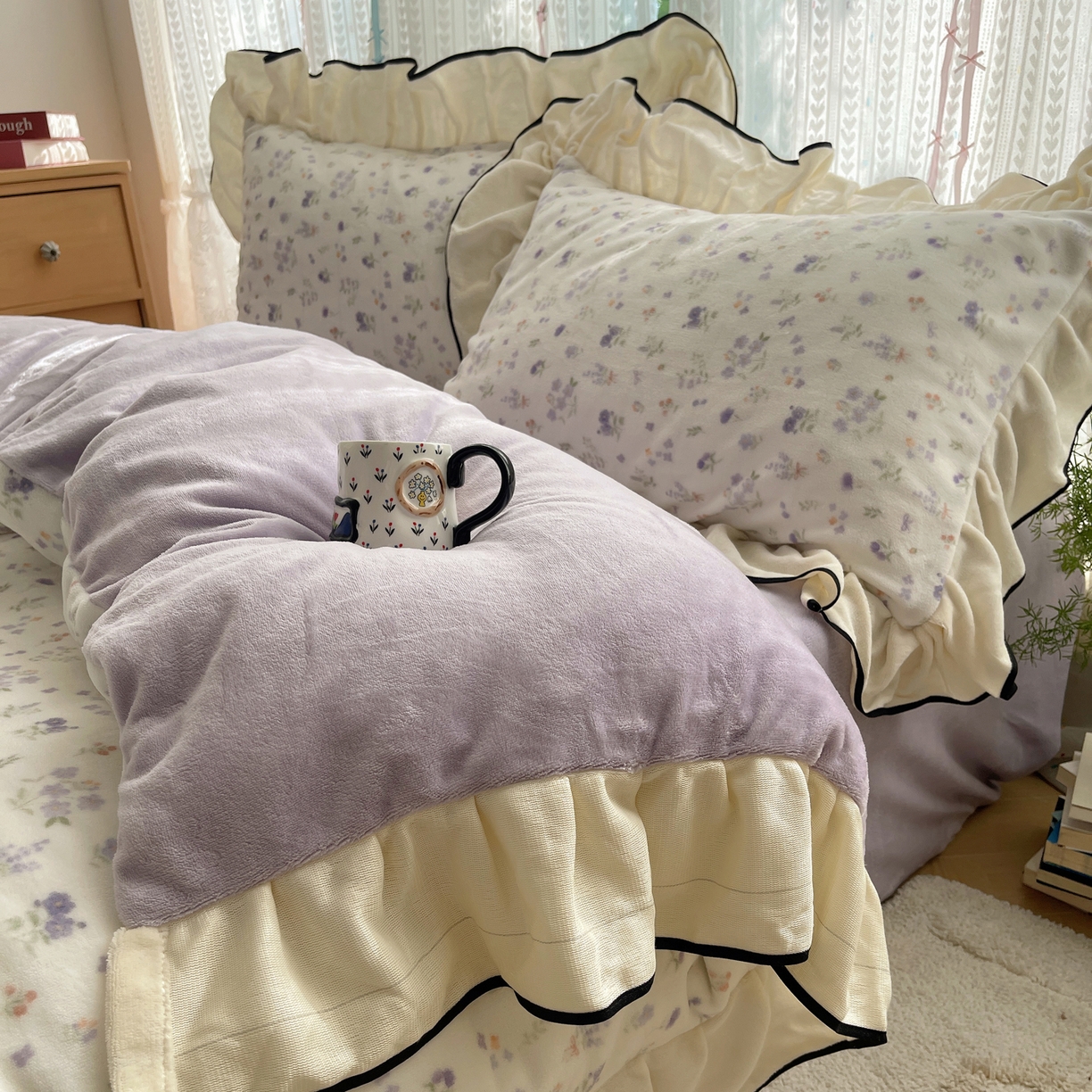 91家纺网 家纺一手货源 找家纺 桃子家居 2025新款A类法式复古碎花牛奶绒韩版花边工艺加厚牛奶绒四件套 绒花边-雅青