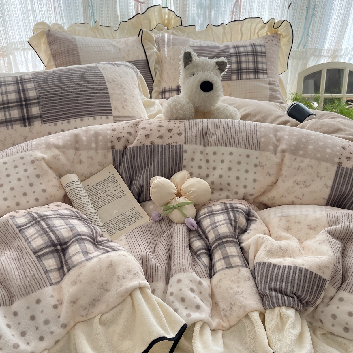 91家纺网 家纺一手货源 找家纺 桃子家居 2025新款A类法式复古碎花牛奶绒韩版花边工艺加厚牛奶绒四件套 绒花边-布拉格咖