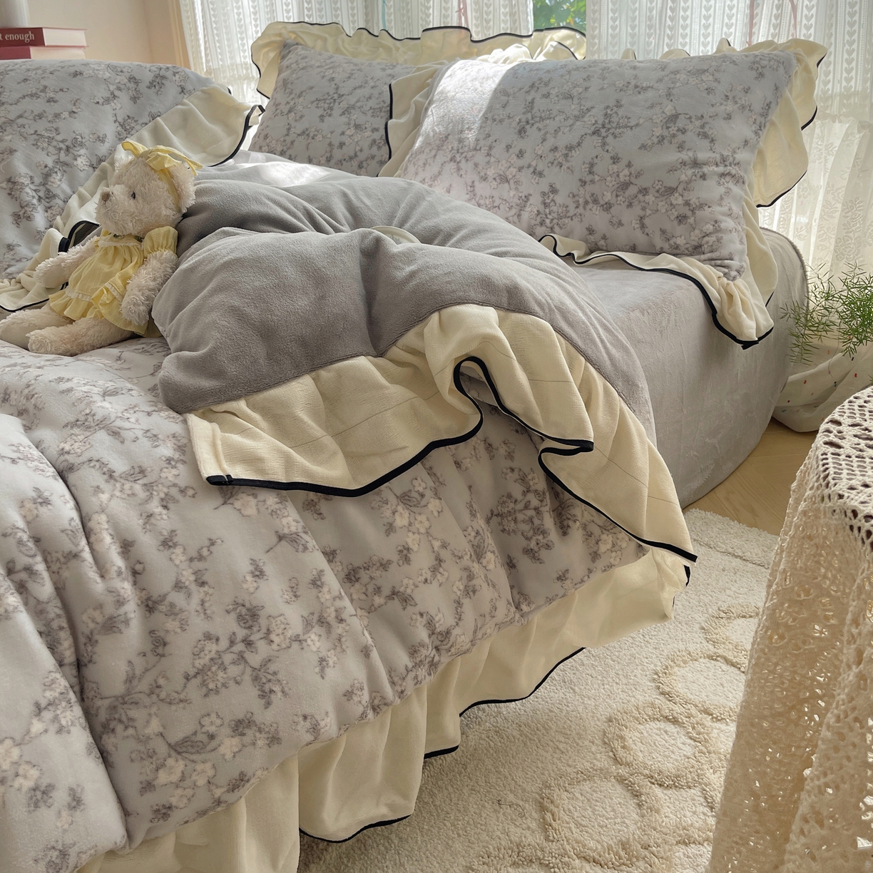 91家纺网 家纺一手货源 找家纺 桃子家居 2025新款A类法式复古碎花牛奶绒韩版花边工艺加厚牛奶绒四件套 绒花边-梦栀