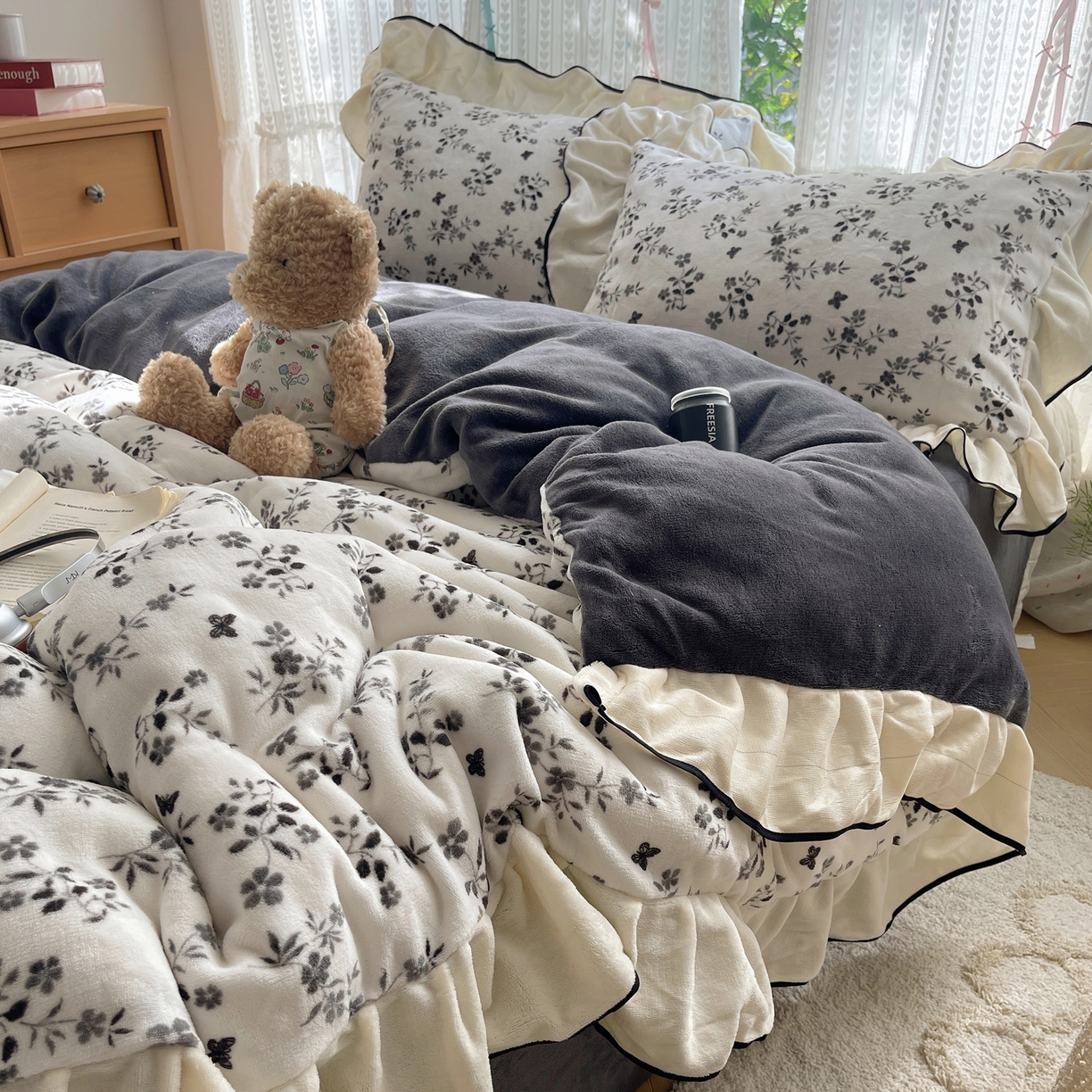 91家纺网 家纺一手货源 找家纺 桃子家居 2025新款A类法式复古碎花牛奶绒韩版花边工艺加厚牛奶绒四件套 绒花边-幽梦灰