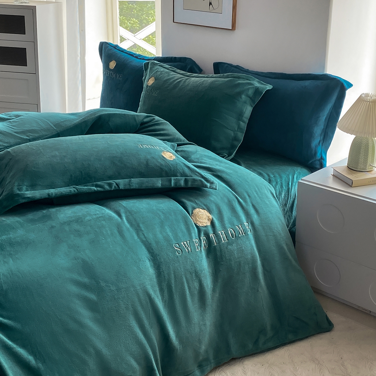 91家纺网 家纺一手货源 找家纺 悦织湾家纺 2025新款绣花200克重牛奶绒四件套刺绣3.5万针7斤重高密加厚保暖跨境专供外贸出口电商热销款 甜蜜家园-墨绿