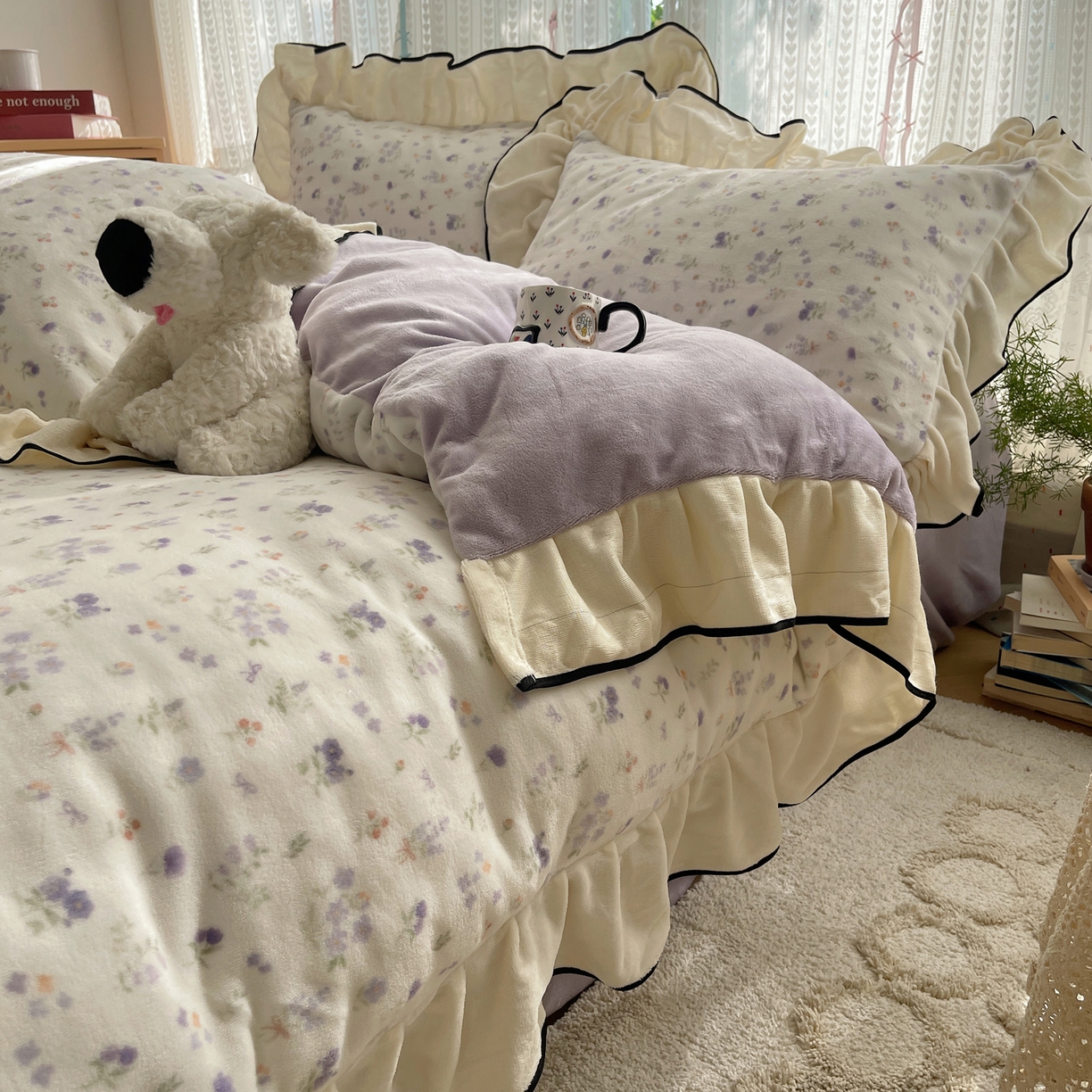 91家纺网 家纺一手货源 找家纺 桃子家居 2025新款A类法式复古碎花牛奶绒韩版花边工艺加厚牛奶绒四件套 绒花边-雅青