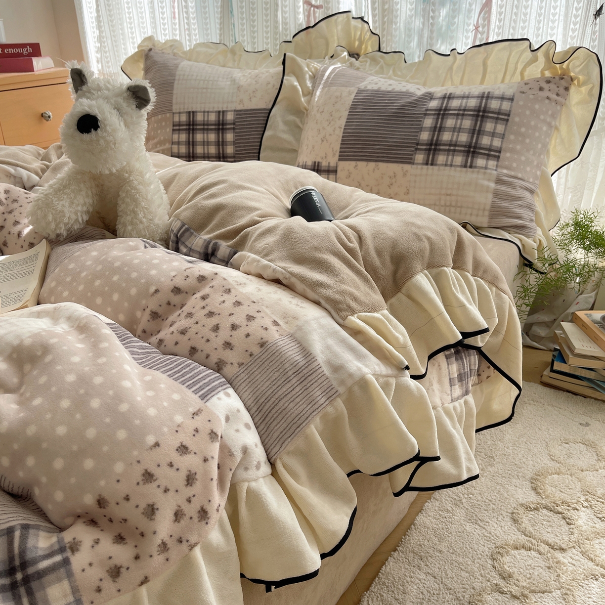 91家纺网 家纺一手货源 找家纺 桃子家居 2025新款A类法式复古碎花牛奶绒韩版花边工艺加厚牛奶绒四件套 绒花边-布拉格咖