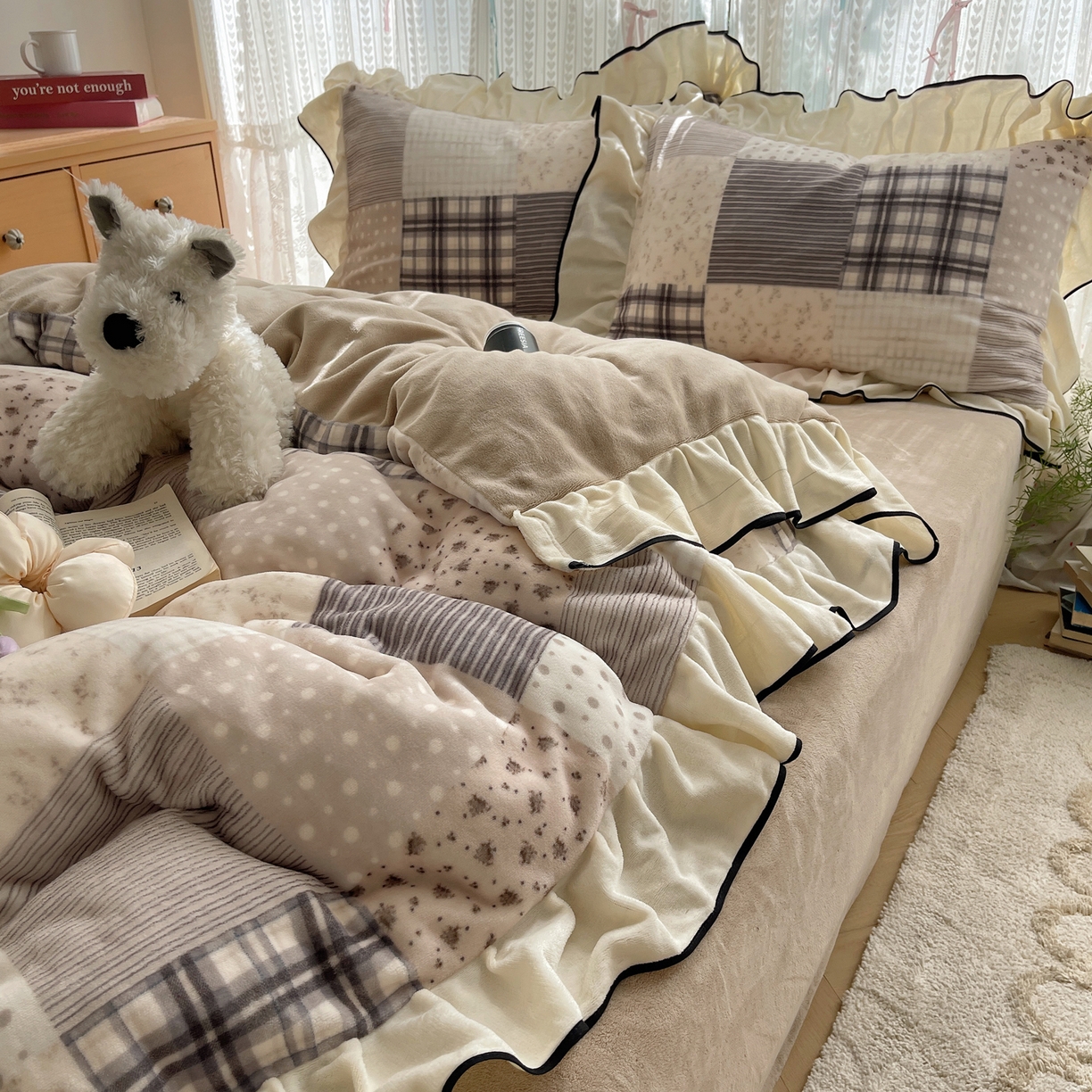 91家纺网 家纺一手货源 找家纺 桃子家居 2025新款A类法式复古碎花牛奶绒韩版花边工艺加厚牛奶绒四件套 绒花边-布拉格咖