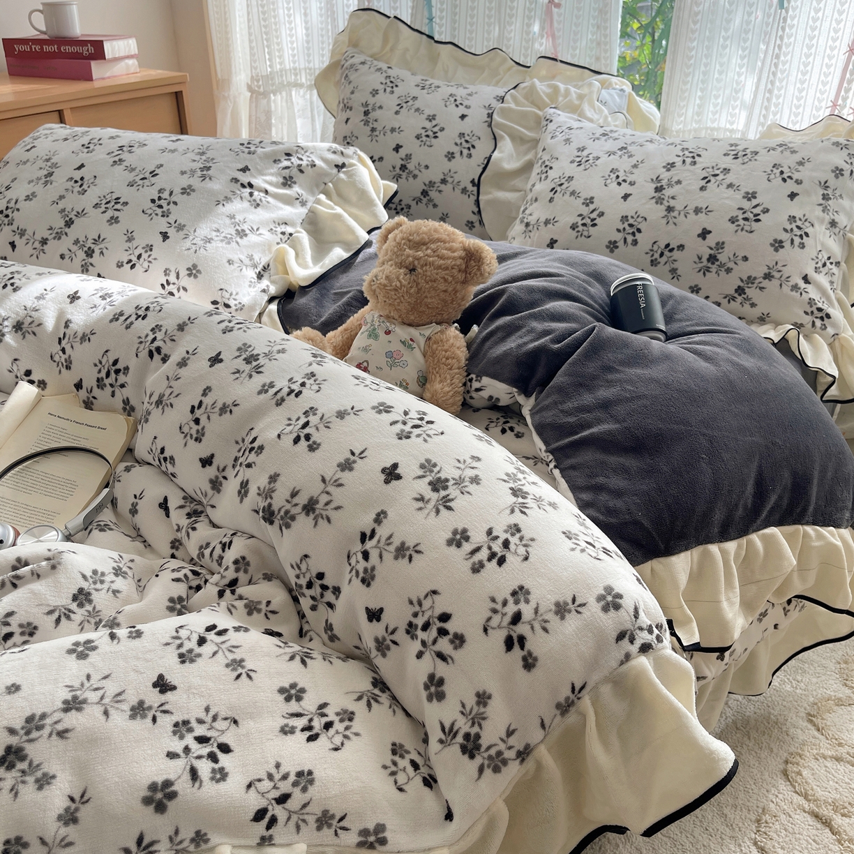 91家纺网 家纺一手货源 找家纺 桃子家居 2025新款A类法式复古碎花牛奶绒韩版花边工艺加厚牛奶绒四件套 绒花边-幽梦灰