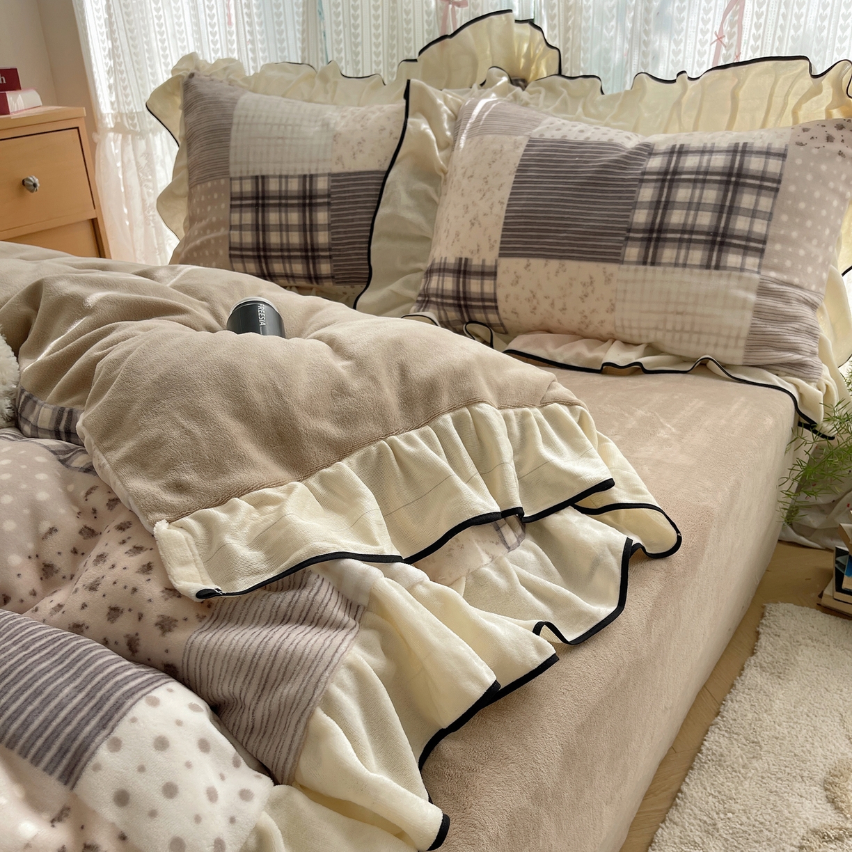 91家纺网 家纺一手货源 找家纺 桃子家居 2025新款A类法式复古碎花牛奶绒韩版花边工艺加厚牛奶绒四件套 绒花边-布拉格咖