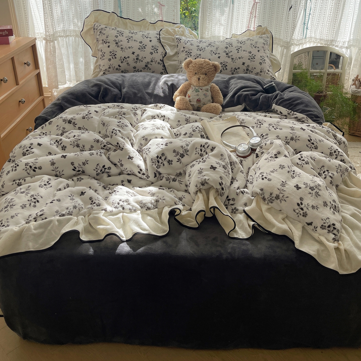 91家纺网 家纺一手货源 找家纺 桃子家居 2025新款A类法式复古碎花牛奶绒韩版花边工艺加厚牛奶绒四件套 绒花边-幽梦灰