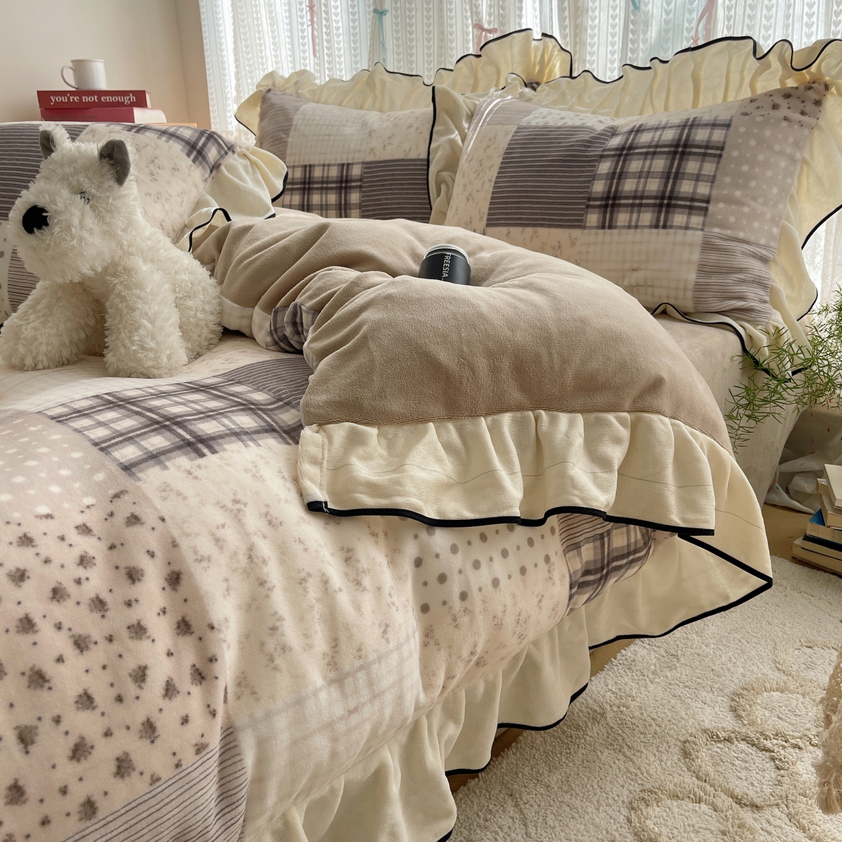 91家纺网 家纺一手货源 找家纺 桃子家居 2025新款A类法式复古碎花牛奶绒韩版花边工艺加厚牛奶绒四件套 绒花边-布拉格咖