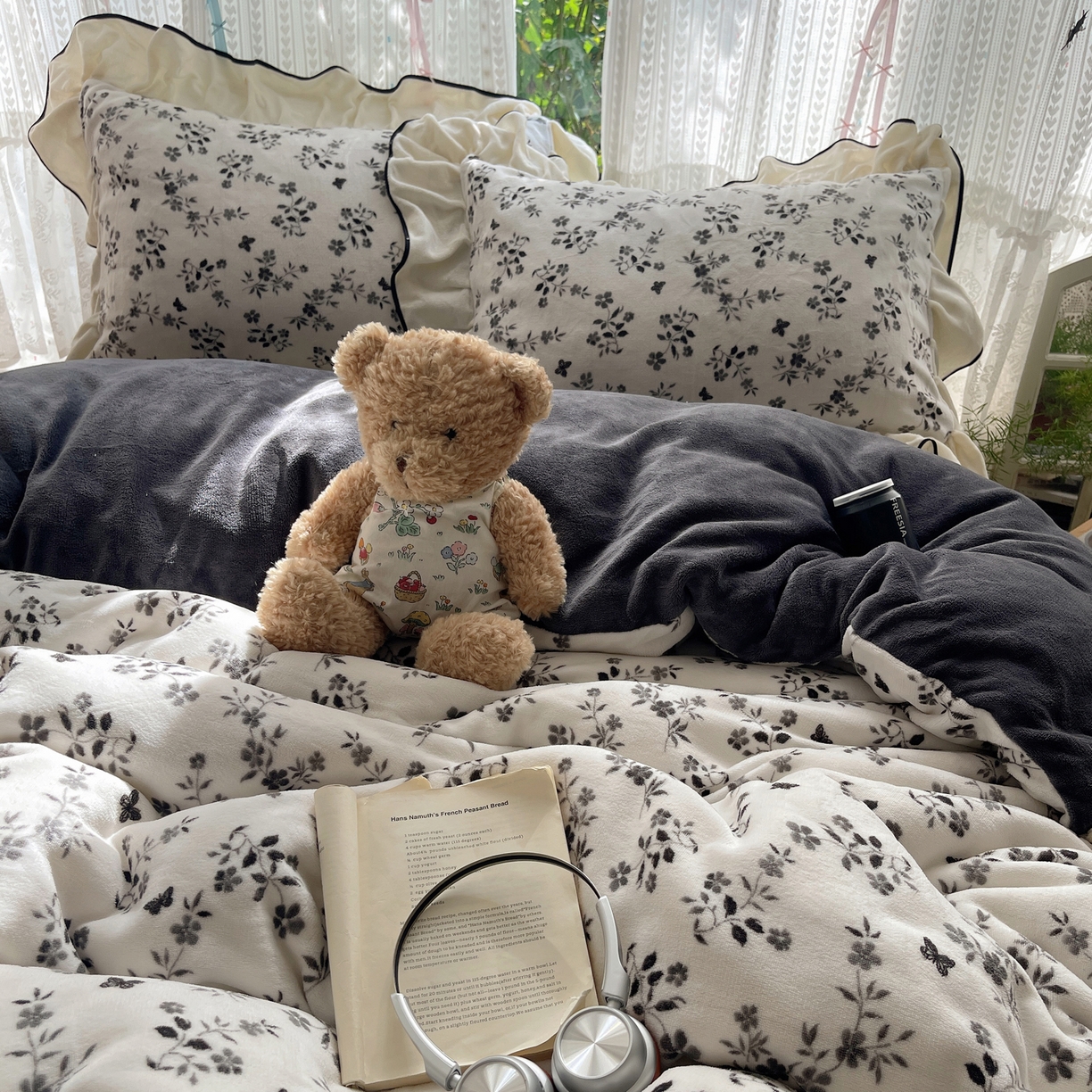 91家纺网 家纺一手货源 找家纺 桃子家居 2025新款A类法式复古碎花牛奶绒韩版花边工艺加厚牛奶绒四件套 绒花边-幽梦灰