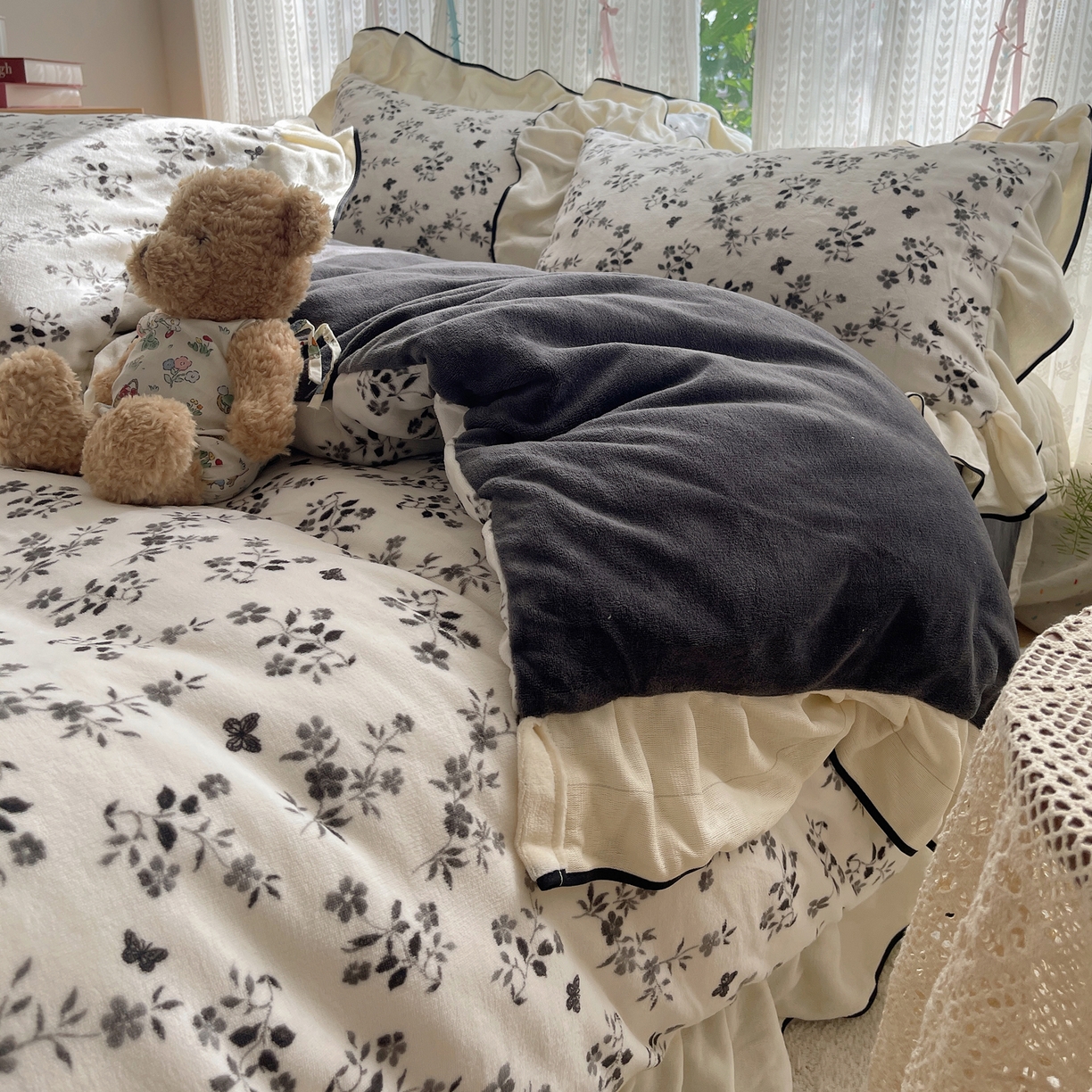 91家纺网 家纺一手货源 找家纺 桃子家居 2025新款A类法式复古碎花牛奶绒韩版花边工艺加厚牛奶绒四件套 绒花边-幽梦灰