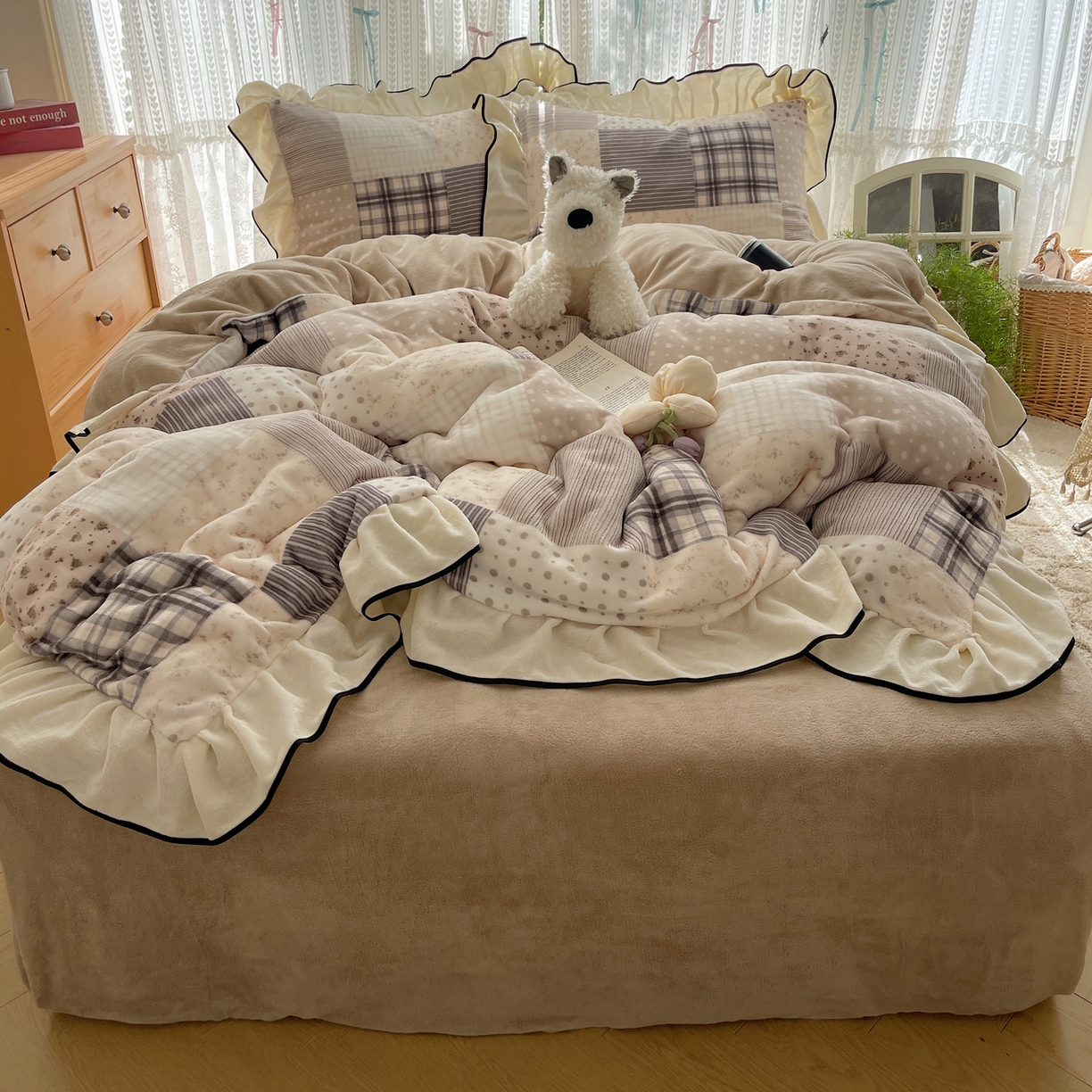 91家纺网 家纺一手货源 找家纺 桃子家居 2025新款A类法式复古碎花牛奶绒韩版花边工艺加厚牛奶绒四件套 绒花边-布拉格咖