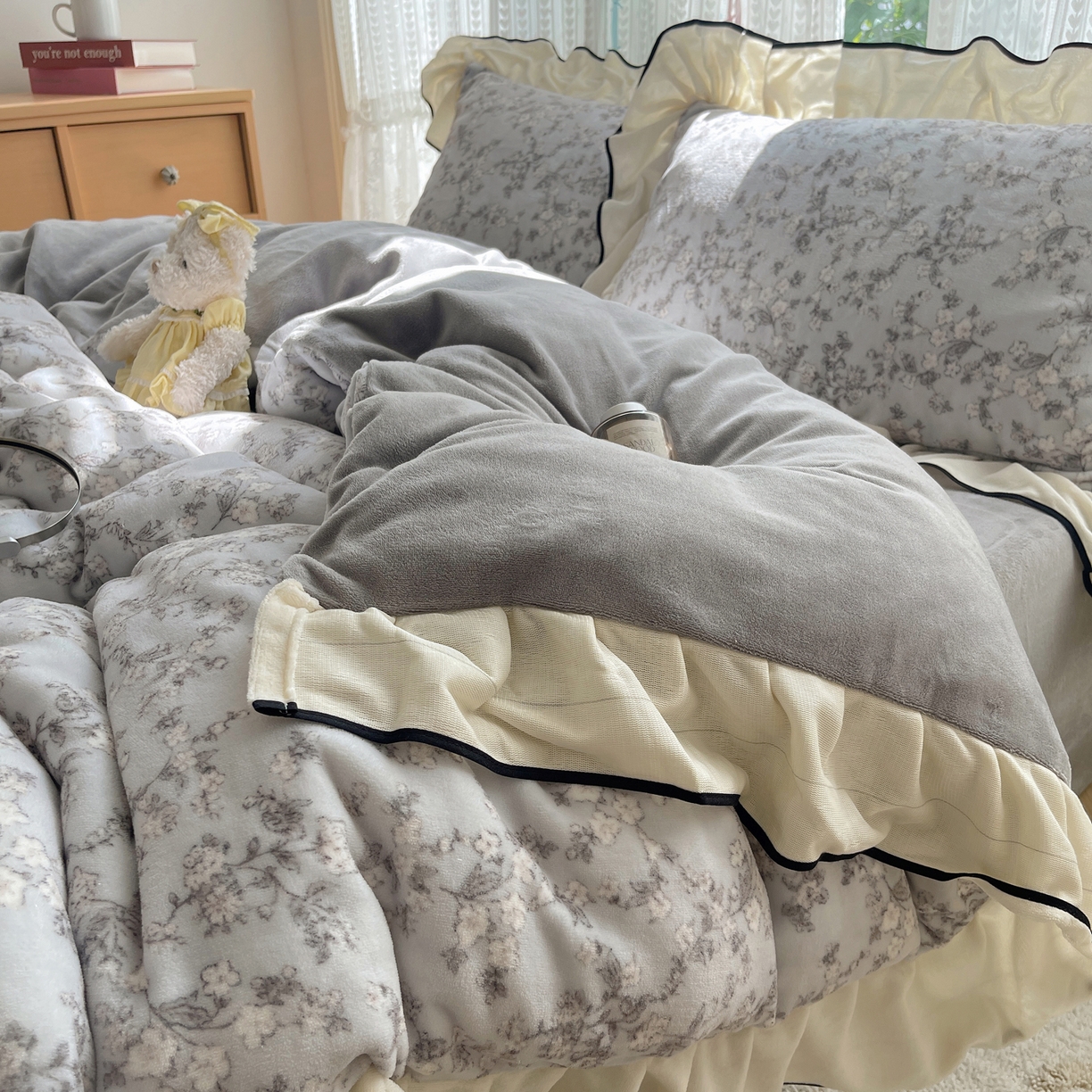 91家纺网 家纺一手货源 找家纺 桃子家居 2025新款A类法式复古碎花牛奶绒韩版花边工艺加厚牛奶绒四件套 绒花边-梦栀