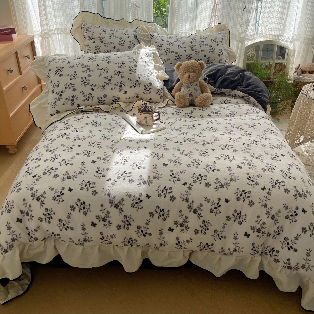 91家纺网 家纺一手货源 找家纺 桃子家居 2025新款A类法式复古碎花牛奶绒韩版花边工艺加厚牛奶绒四件套 绒花边-幽梦灰