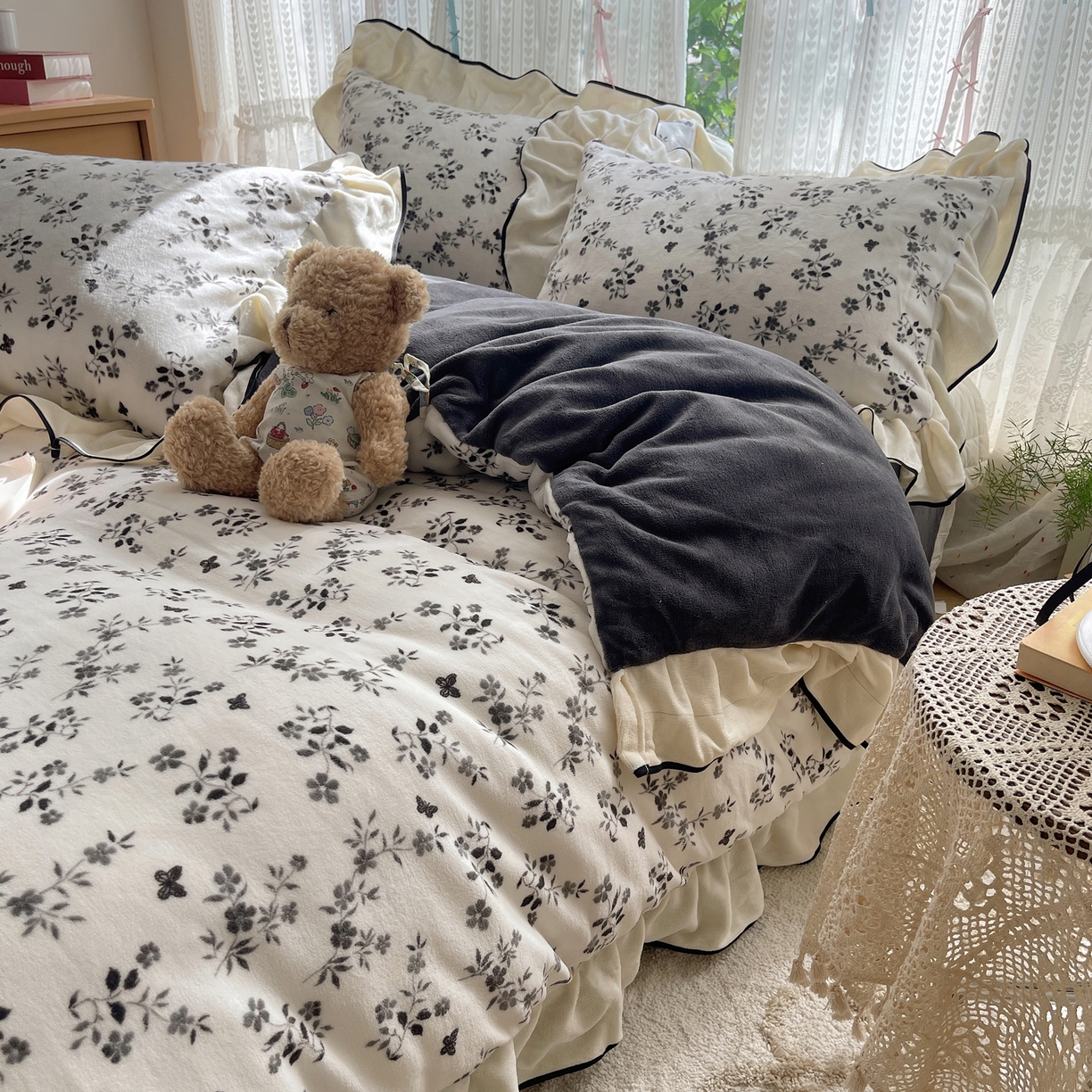 91家纺网 家纺一手货源 找家纺 桃子家居 2025新款A类法式复古碎花牛奶绒韩版花边工艺加厚牛奶绒四件套 绒花边-幽梦灰