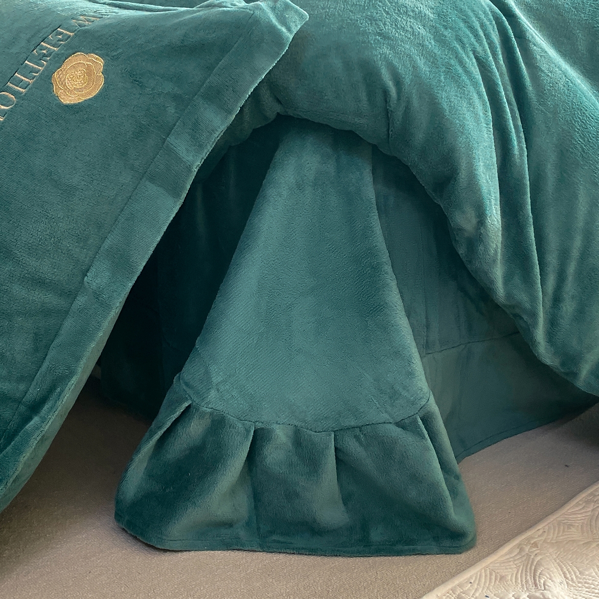 91家纺网 家纺一手货源 找家纺 悦织湾家纺 2025新款绣花200克重牛奶绒四件套刺绣3.5万针7斤重高密加厚保暖跨境专供外贸出口电商热销款 甜蜜家园-墨绿