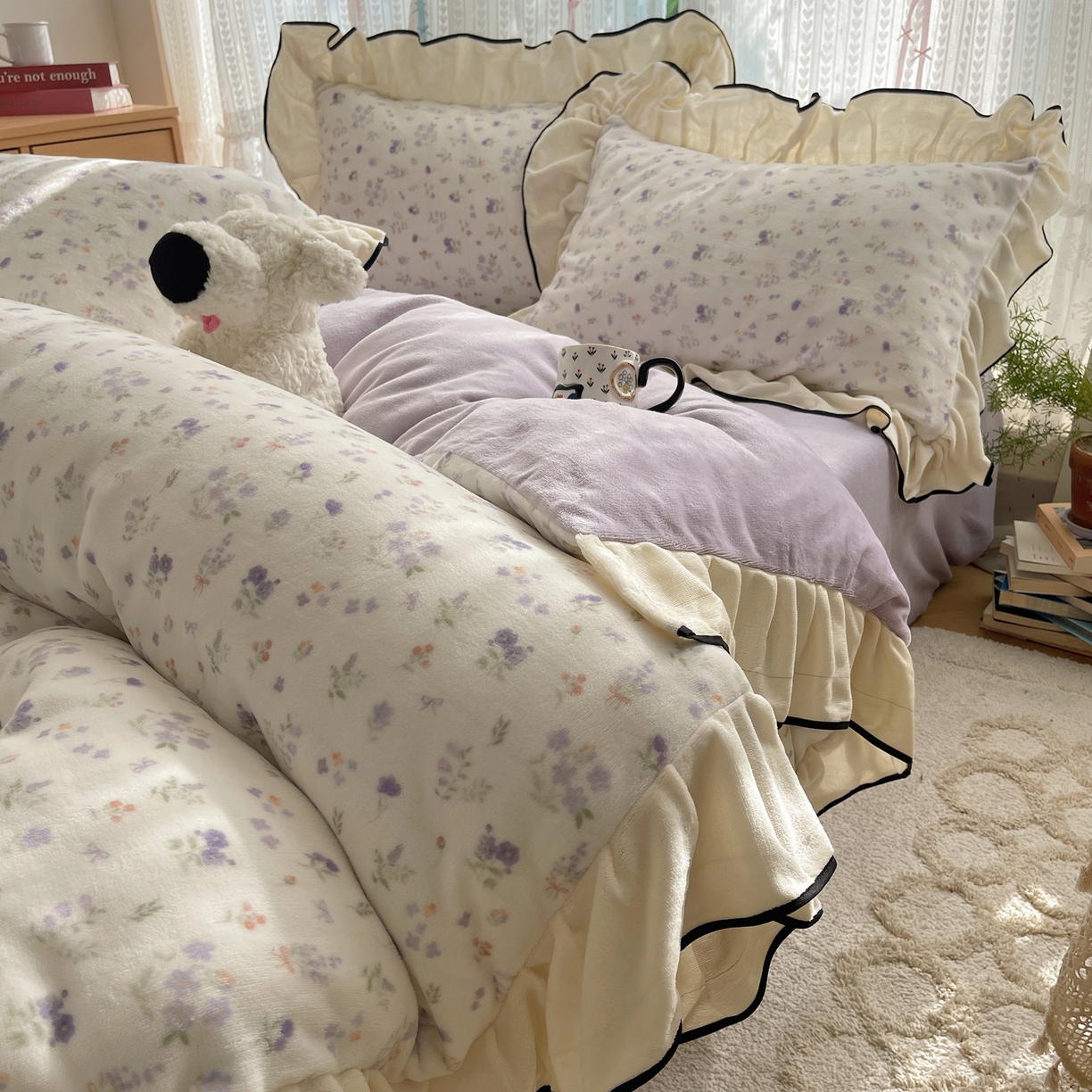 91家纺网 家纺一手货源 找家纺 桃子家居 2025新款A类法式复古碎花牛奶绒韩版花边工艺加厚牛奶绒四件套 绒花边-雅青