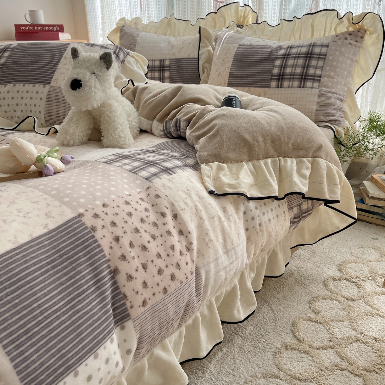 91家纺网 家纺一手货源 找家纺 桃子家居 2025新款A类法式复古碎花牛奶绒韩版花边工艺加厚牛奶绒四件套 绒花边-布拉格咖