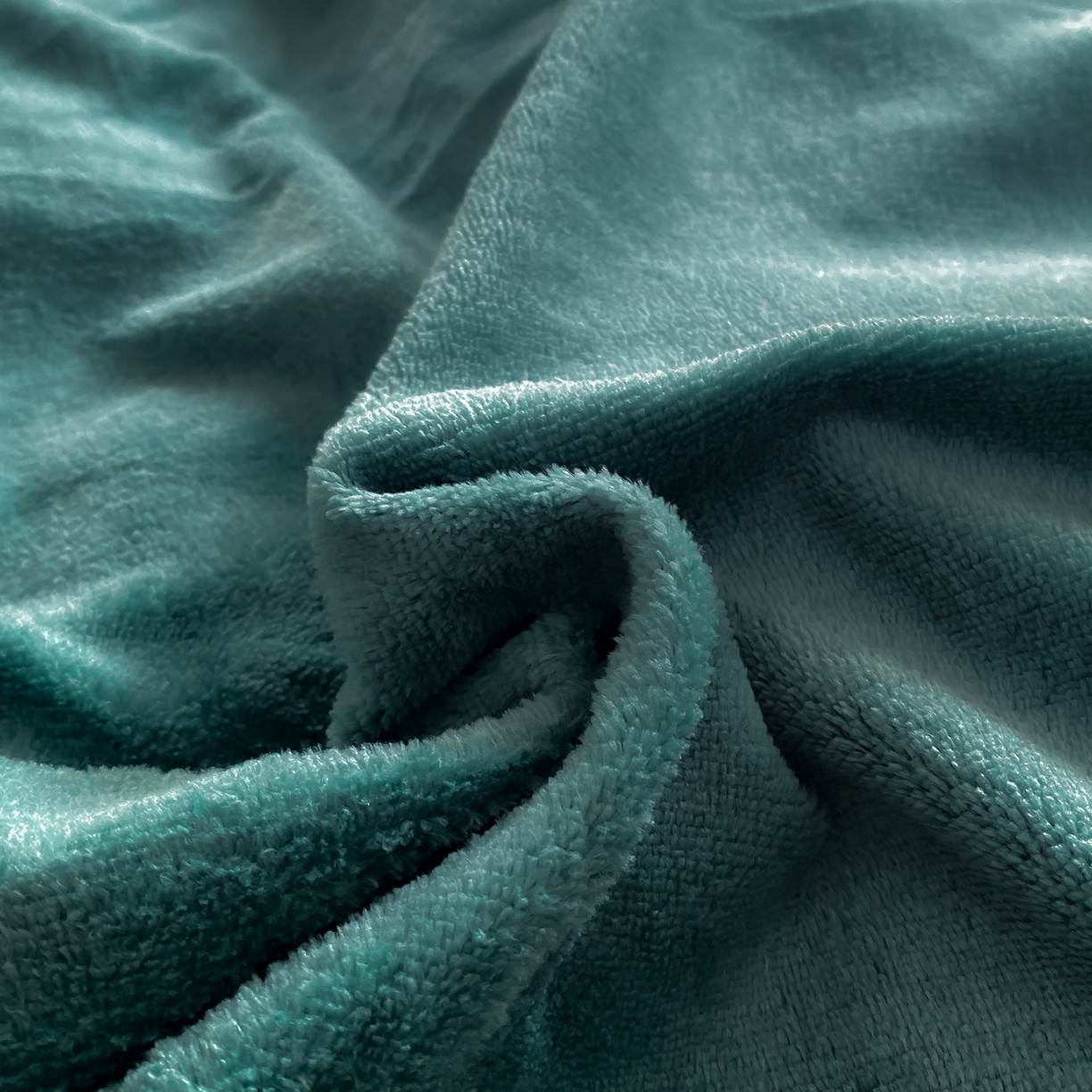 91家纺网 家纺一手货源 找家纺 悦织湾家纺 2025新款绣花200克重牛奶绒四件套刺绣3.5万针7斤重高密加厚保暖跨境专供外贸出口电商热销款 甜蜜家园-墨绿