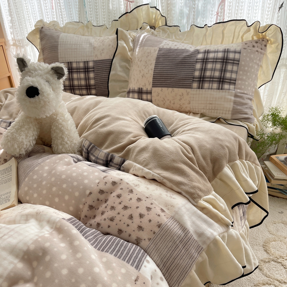 91家纺网 家纺一手货源 找家纺 桃子家居 2025新款A类法式复古碎花牛奶绒韩版花边工艺加厚牛奶绒四件套 绒花边-布拉格咖