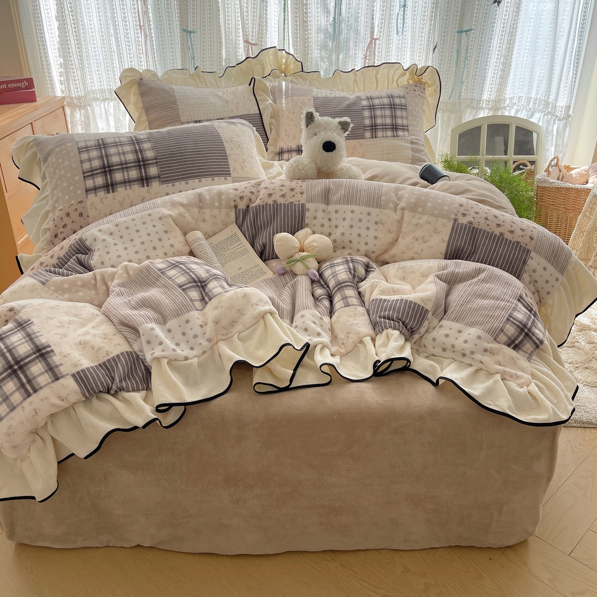 91家纺网 家纺一手货源 找家纺 桃子家居 2025新款A类法式复古碎花牛奶绒韩版花边工艺加厚牛奶绒四件套 绒花边-布拉格咖