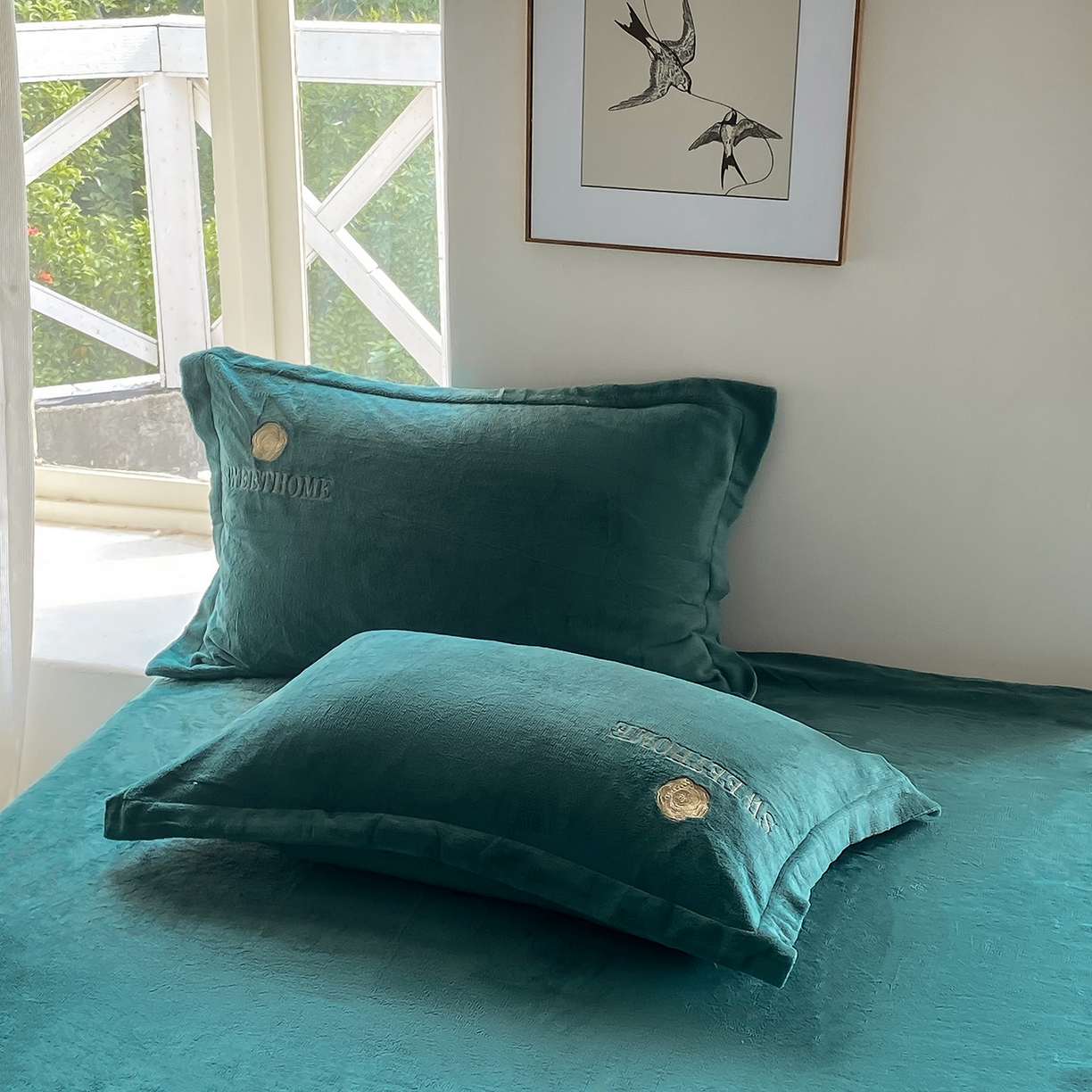 91家纺网 家纺一手货源 找家纺 悦织湾家纺 2025新款绣花200克重牛奶绒四件套刺绣3.5万针7斤重高密加厚保暖跨境专供外贸出口电商热销款 甜蜜家园-墨绿