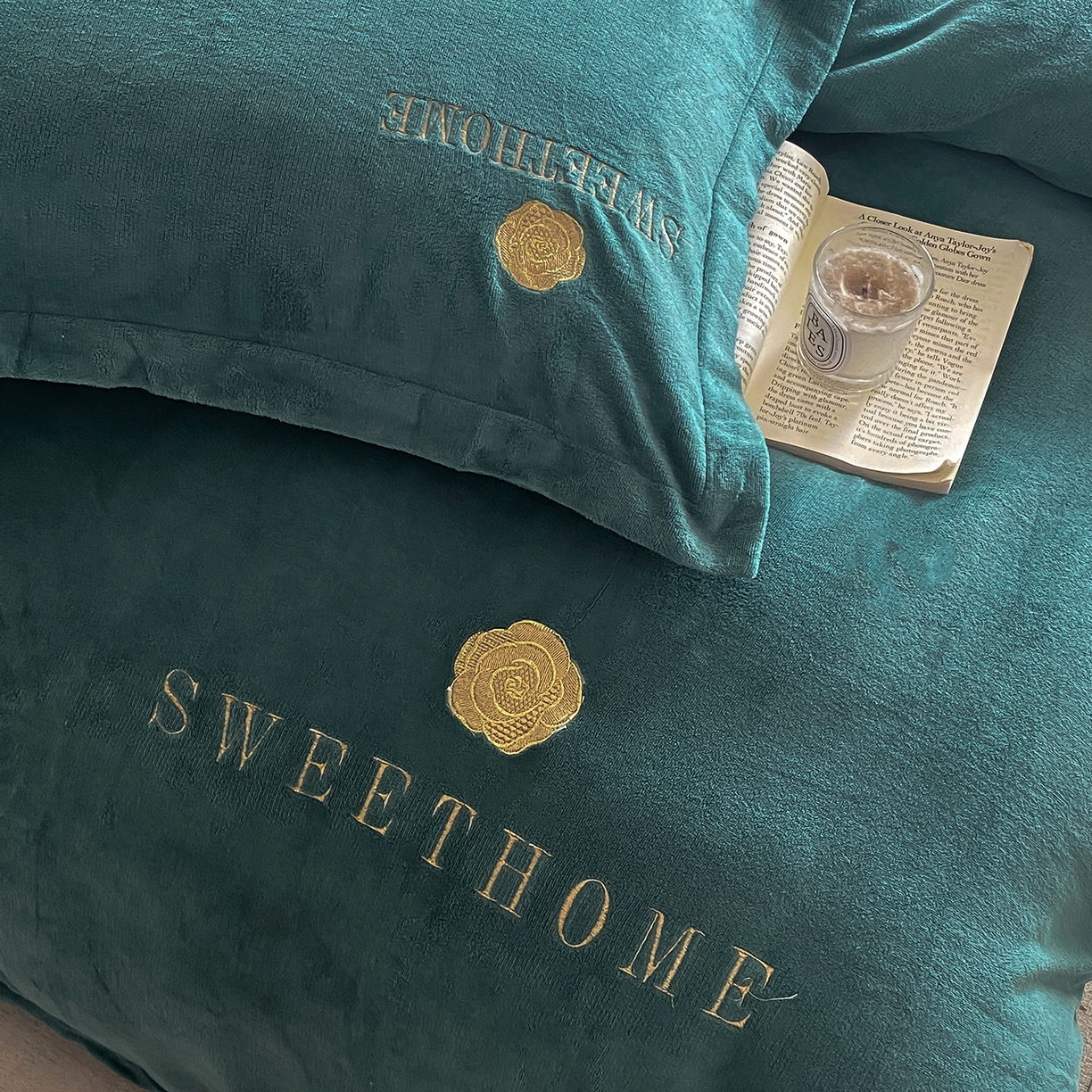 91家纺网 家纺一手货源 找家纺 悦织湾家纺 2025新款绣花200克重牛奶绒四件套刺绣3.5万针7斤重高密加厚保暖跨境专供外贸出口电商热销款 甜蜜家园-墨绿