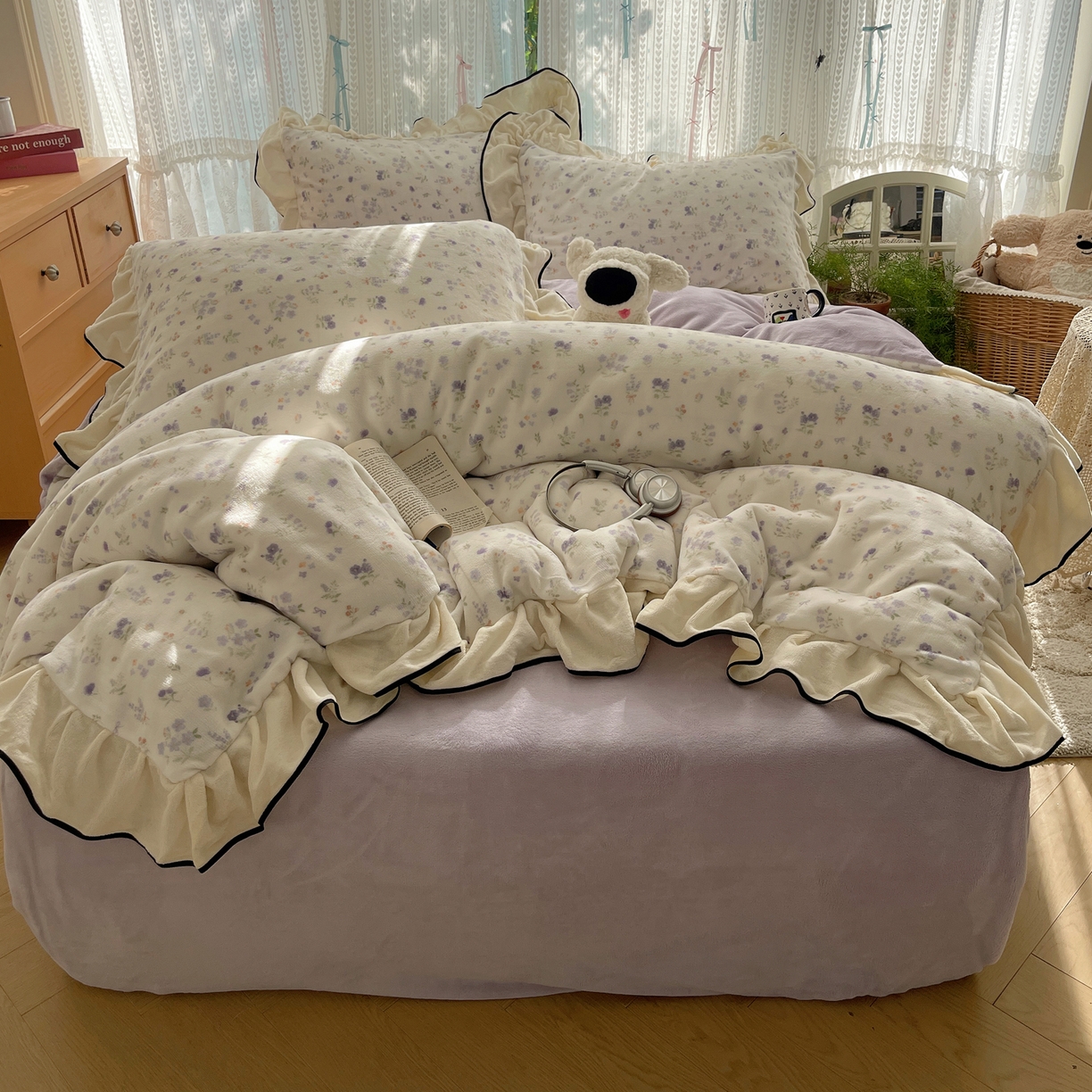 91家纺网 家纺一手货源 找家纺 桃子家居 2025新款A类法式复古碎花牛奶绒韩版花边工艺加厚牛奶绒四件套 绒花边-雅青