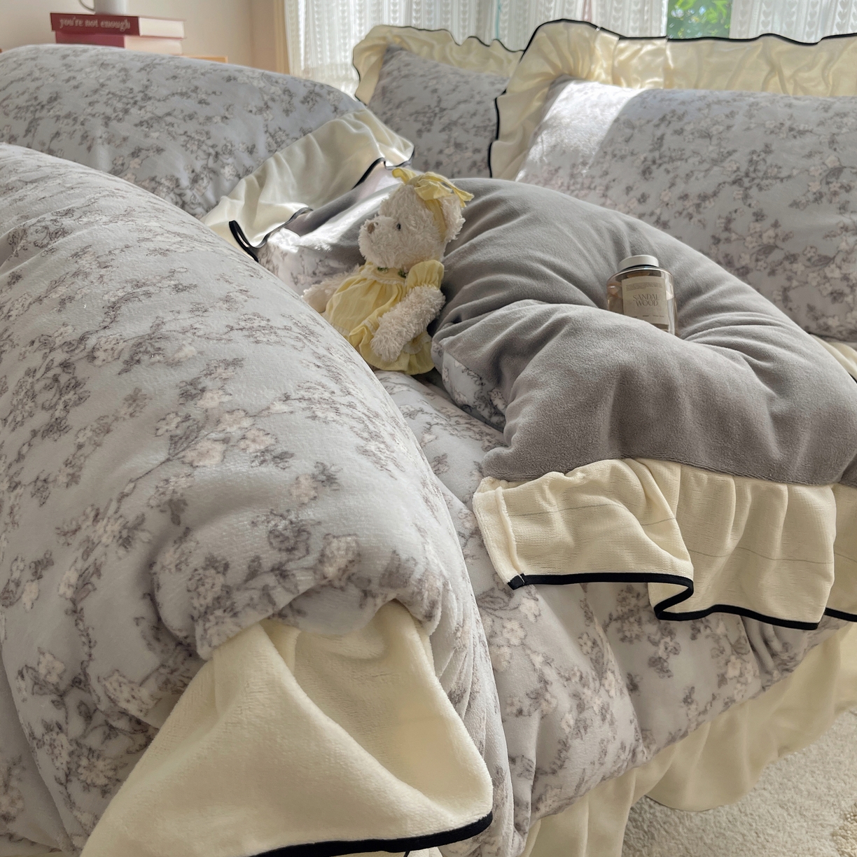 91家纺网 家纺一手货源 找家纺 桃子家居 2025新款A类法式复古碎花牛奶绒韩版花边工艺加厚牛奶绒四件套 绒花边-梦栀