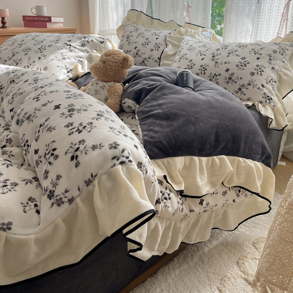 91家纺网 家纺一手货源 找家纺 桃子家居 2025新款A类法式复古碎花牛奶绒韩版花边工艺加厚牛奶绒四件套 绒花边-幽梦灰