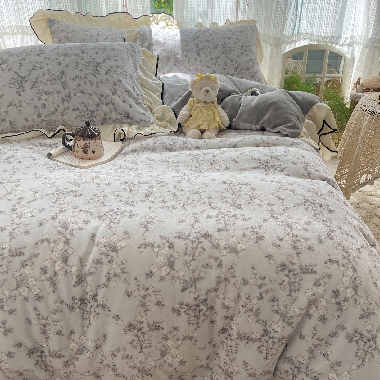 91家纺网 家纺一手货源 找家纺 桃子家居 2025新款A类法式复古碎花牛奶绒韩版花边工艺加厚牛奶绒四件套 绒花边-梦栀